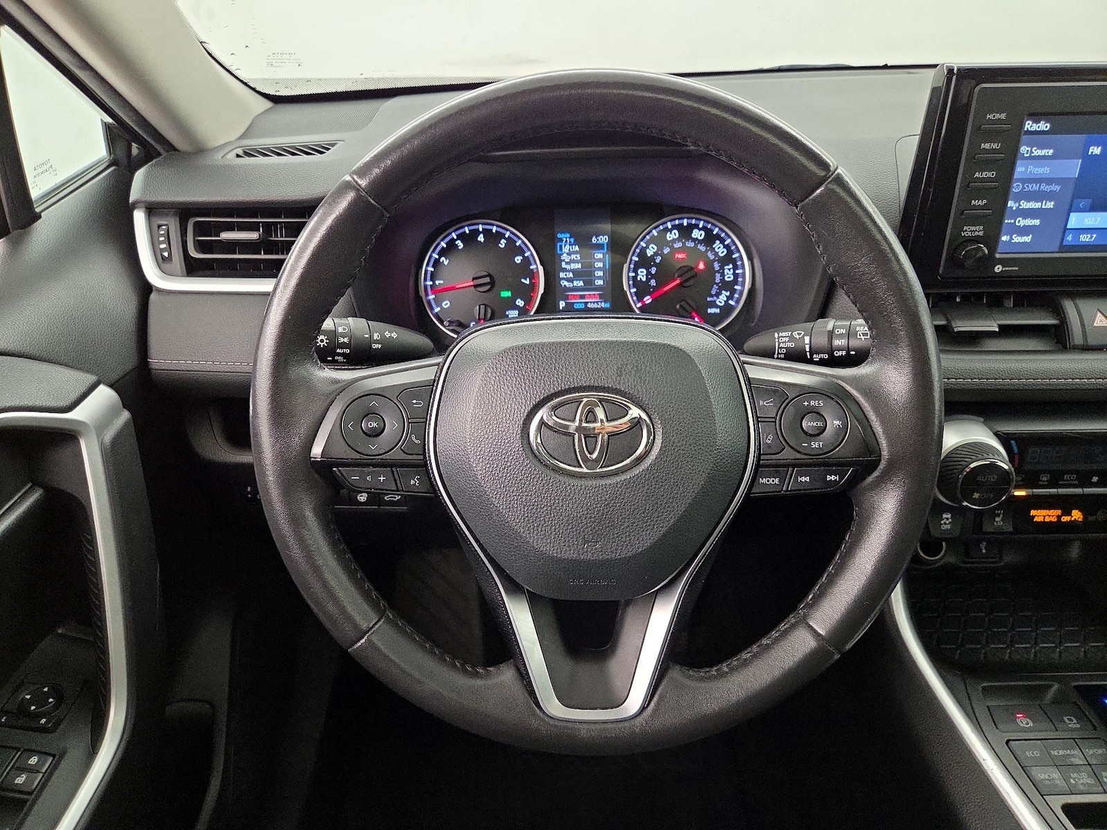 2021 Toyota RAV4 XLE - Photo 11