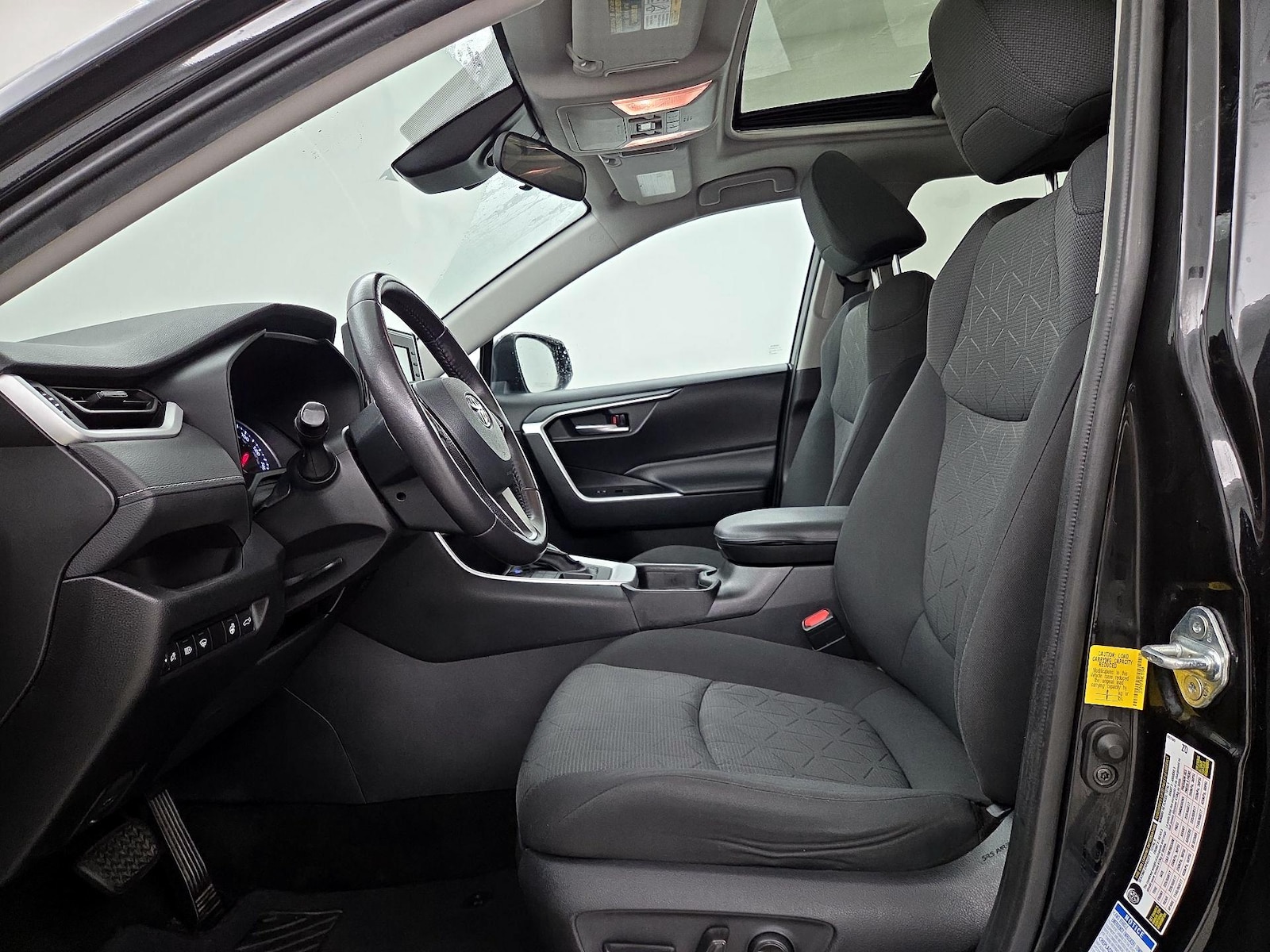 2021 Toyota RAV4 XLE - Photo 12