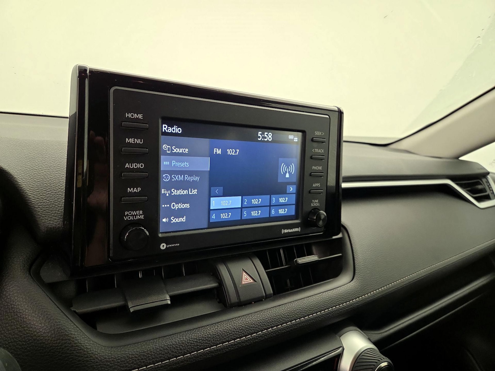 2021 Toyota RAV4 XLE - Photo 16