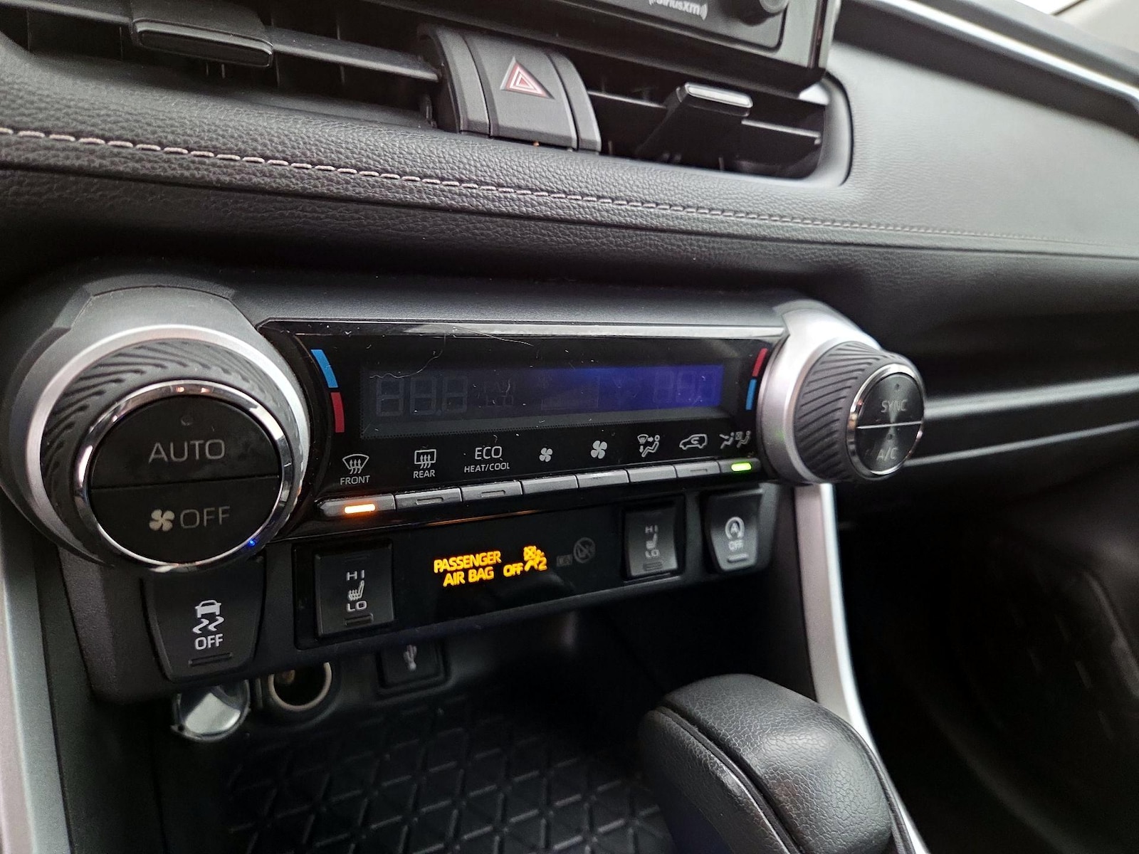 2021 Toyota RAV4 XLE - Photo 17
