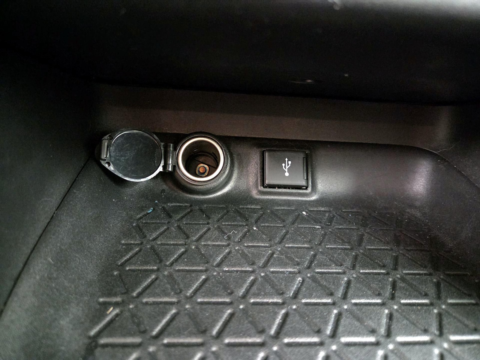 2021 Toyota RAV4 XLE - Photo 19