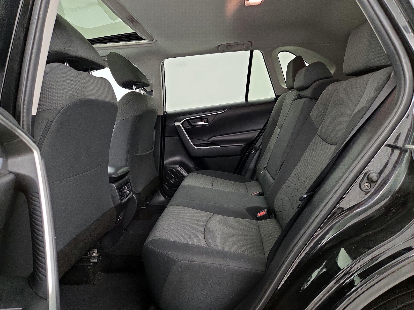 2021 Toyota RAV4 XLE - Photo 21