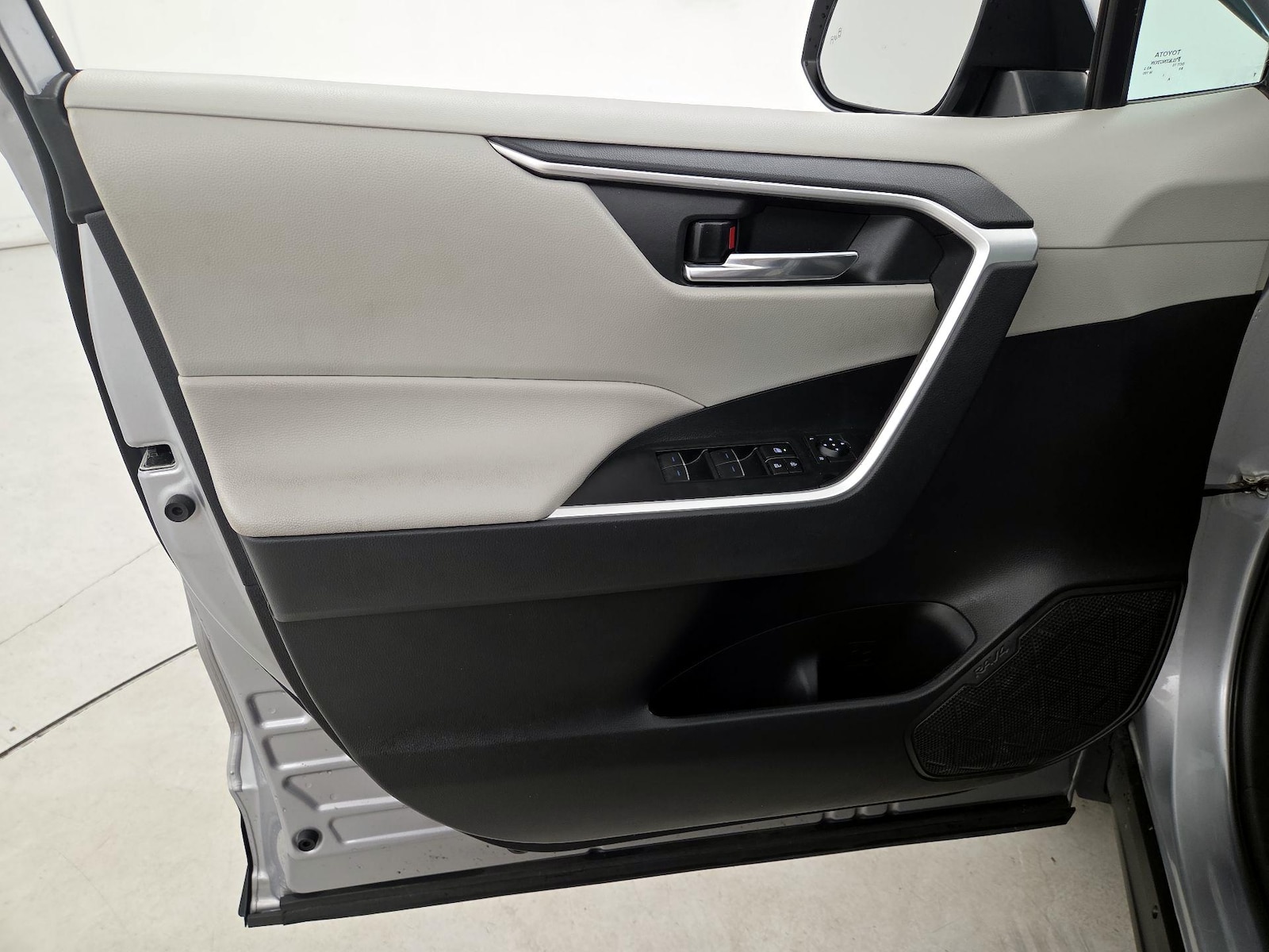 2022 Toyota RAV4 XLE - Photo 13