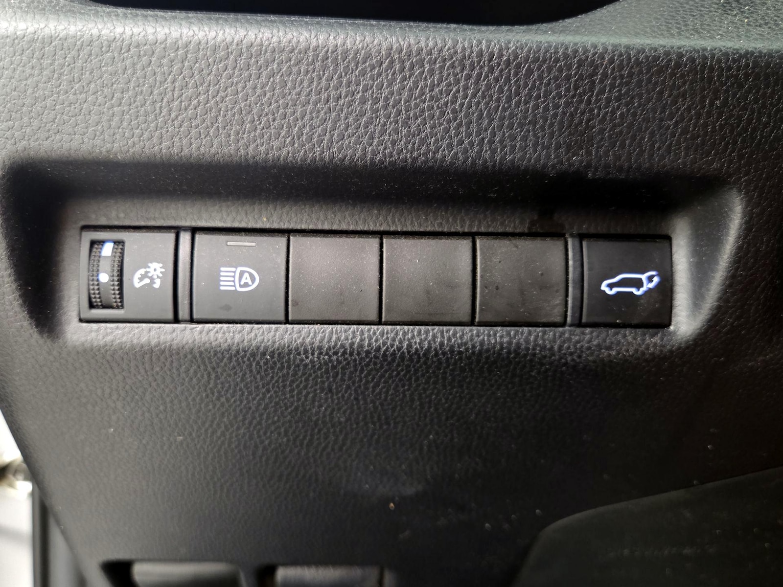 2022 Toyota RAV4 XLE - Photo 14