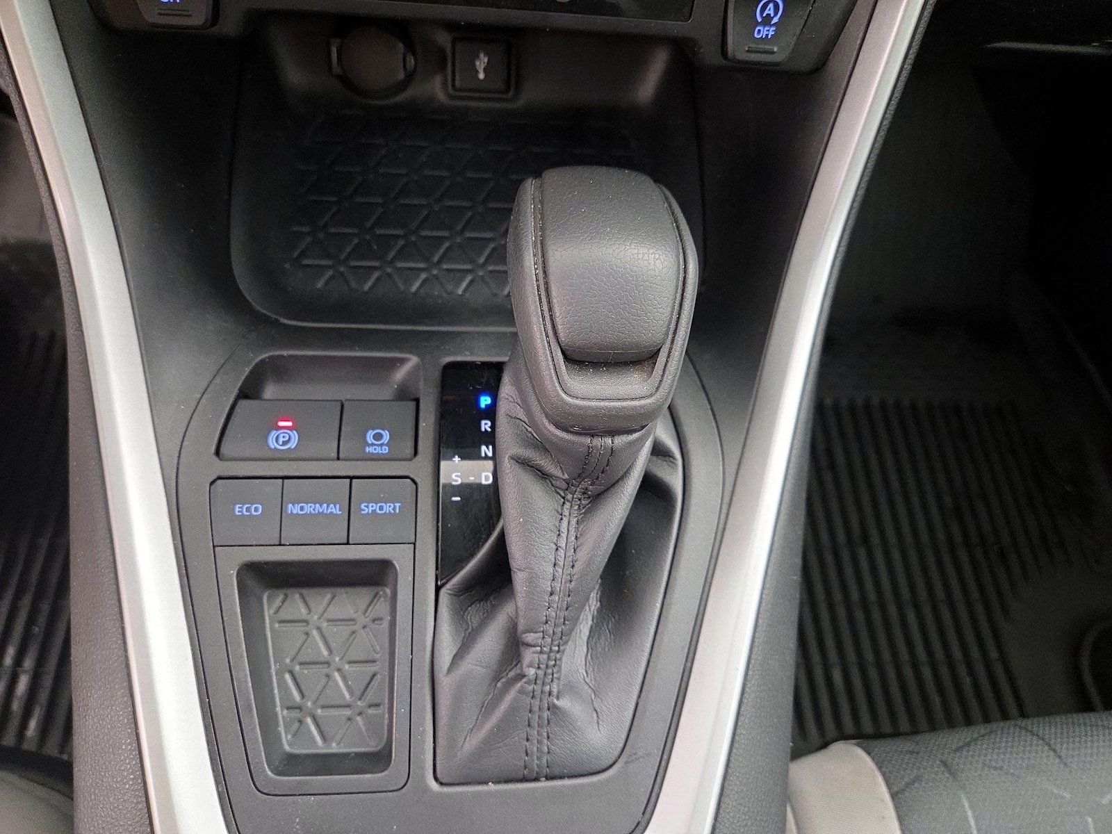 2022 Toyota RAV4 XLE - Photo 18
