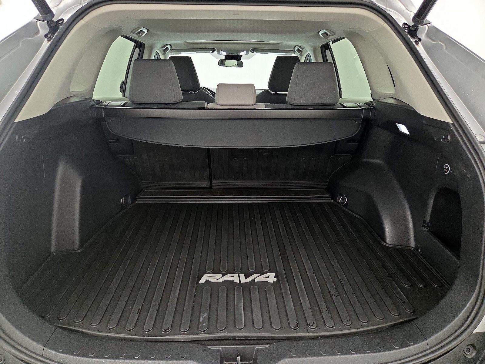 2022 Toyota RAV4 XLE - Photo 22