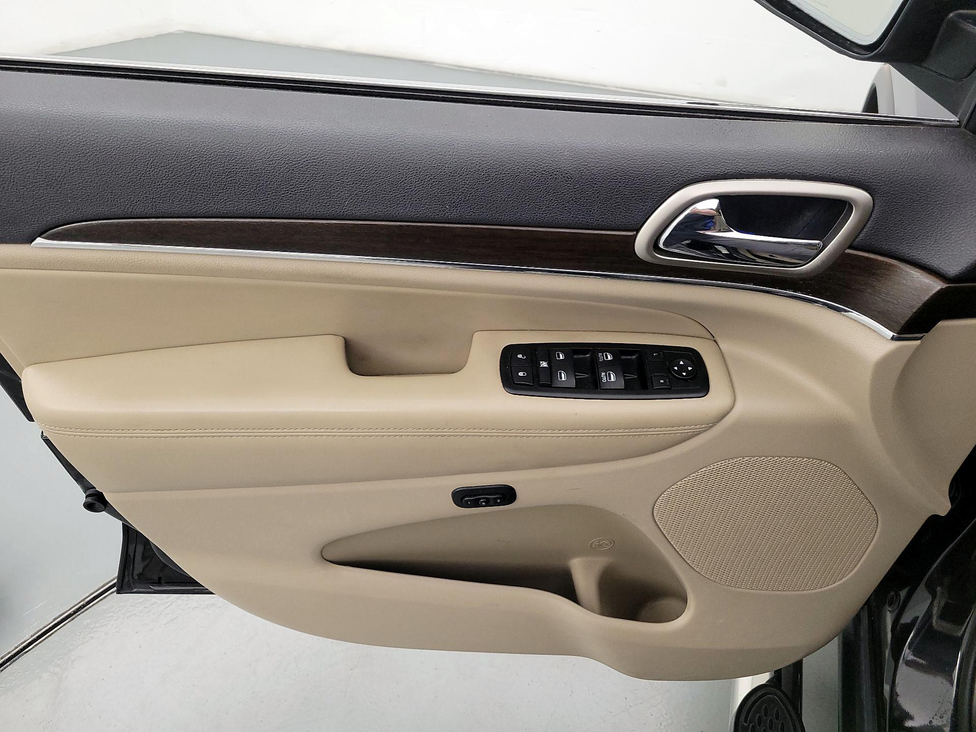 Thumbnail: 2015 Jeep Grand Cherokee - 12