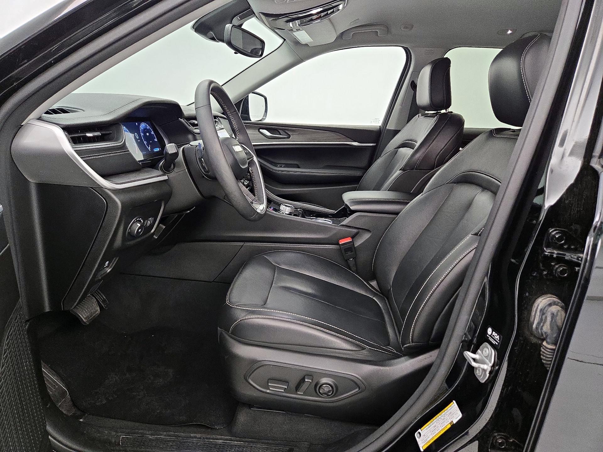 Thumbnail: 2023 Jeep Grand Cherokee - 11