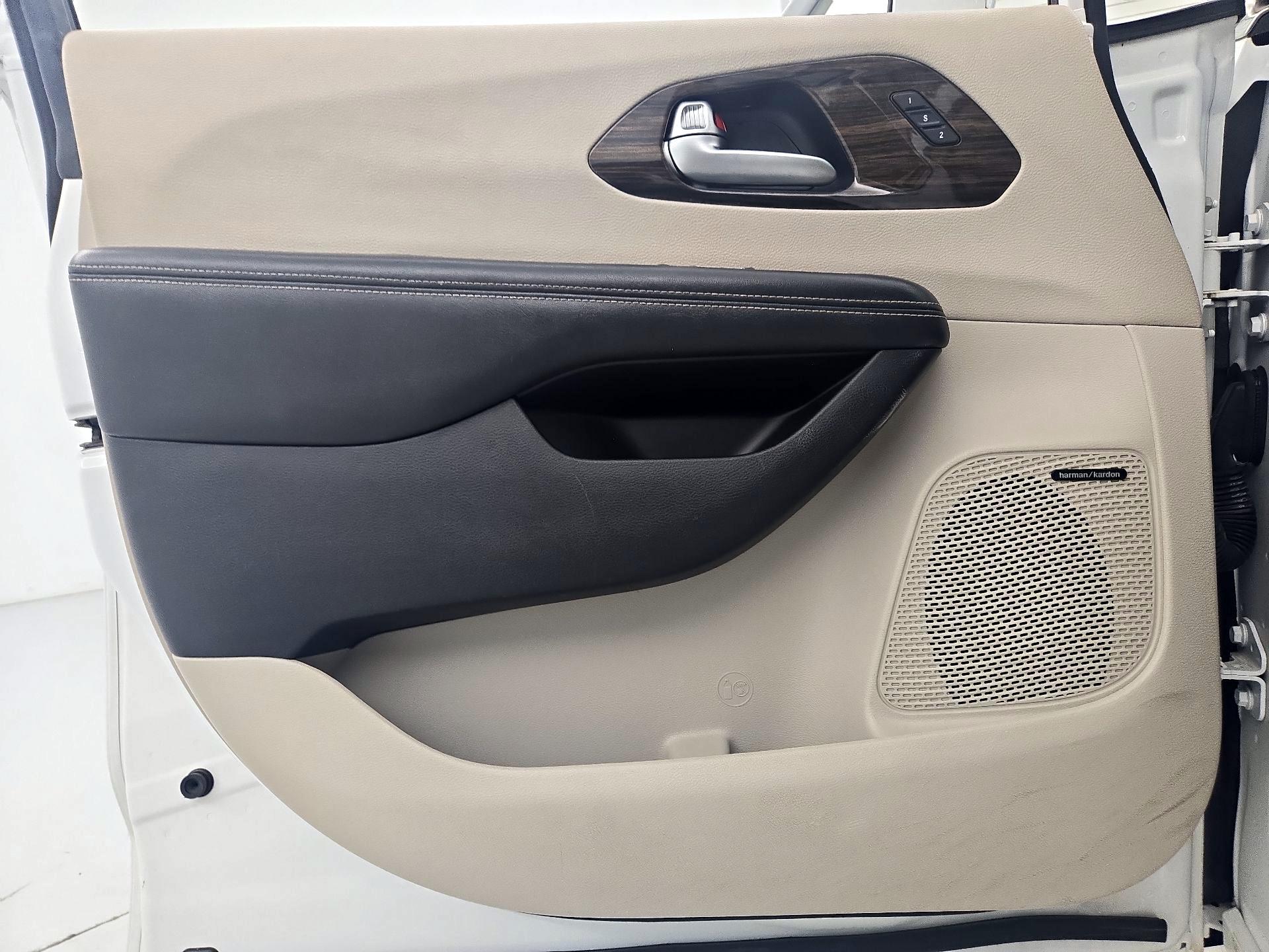 Thumbnail: 2021 Chrysler Pacifica - 12