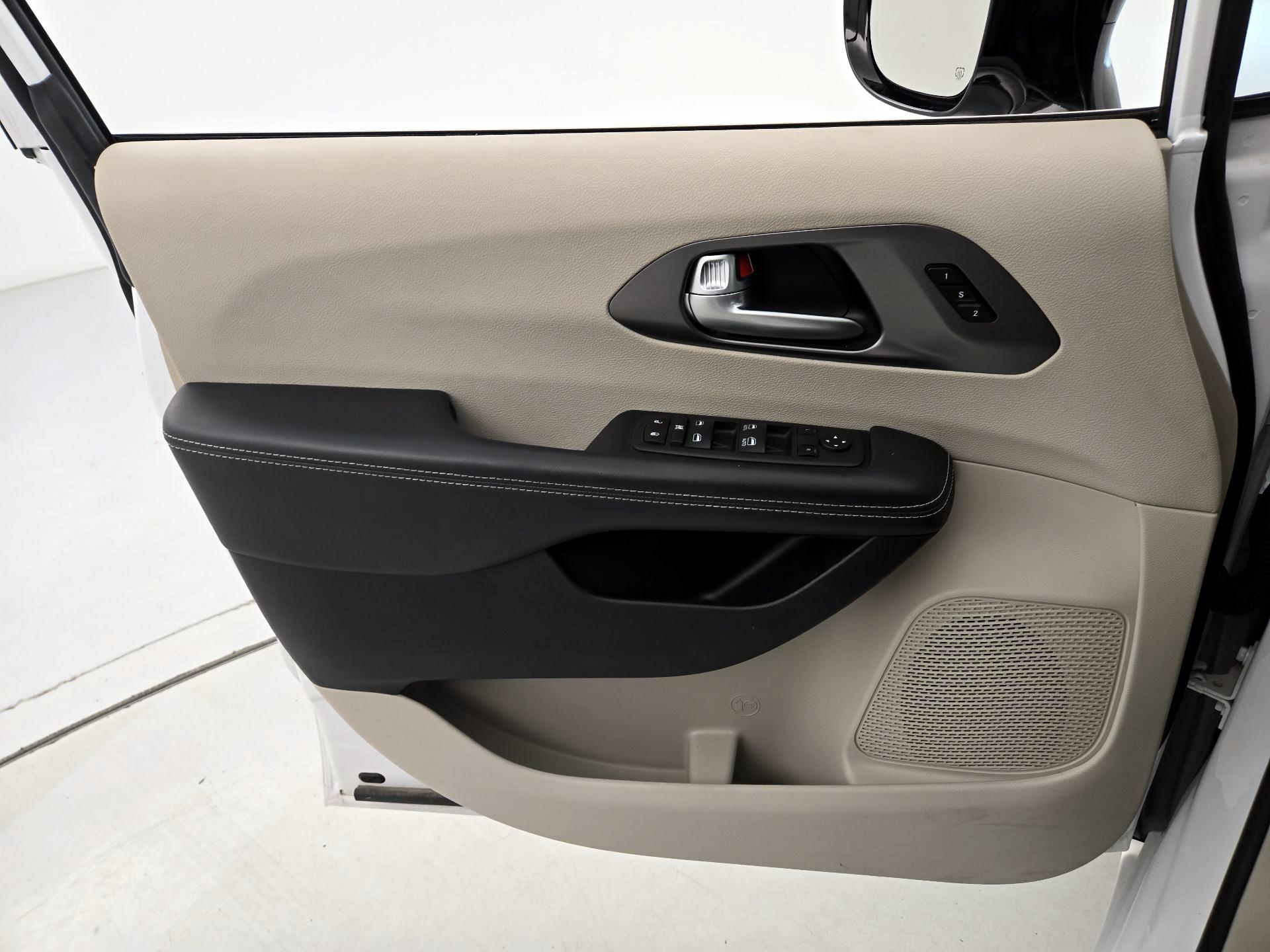 Thumbnail: 2024 Chrysler Pacifica - 12