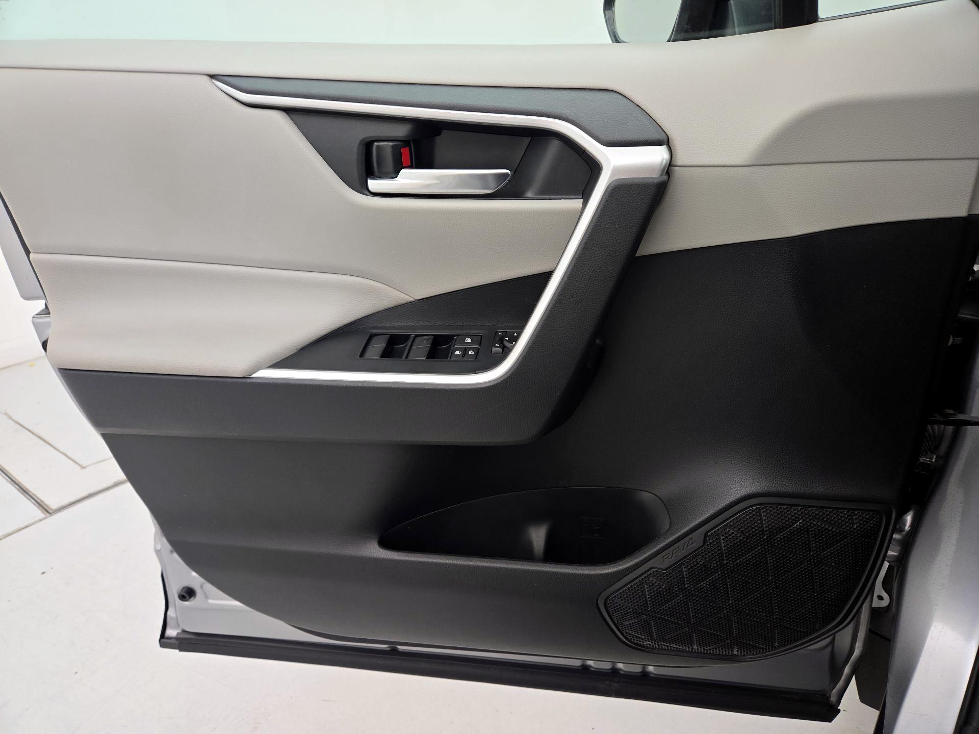 Thumbnail: 2021 Toyota RAV4 - 10