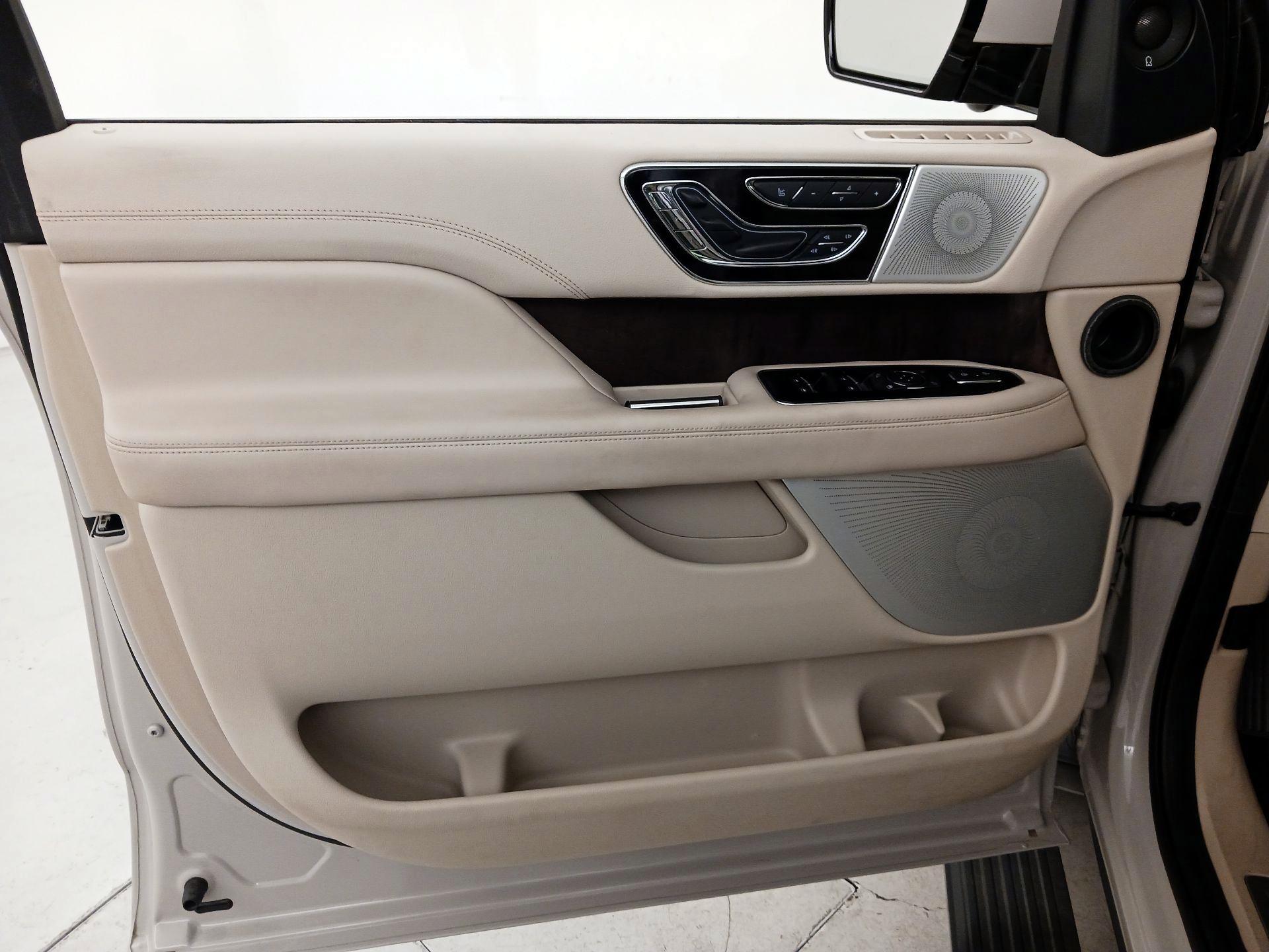 Thumbnail: 2021 Lincoln Navigator - 12