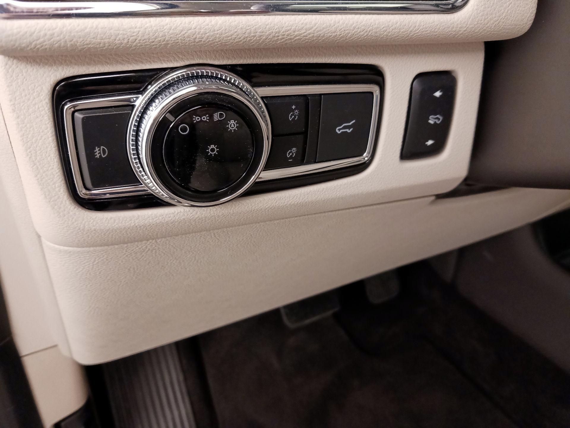 Thumbnail: 2021 Lincoln Navigator - 13