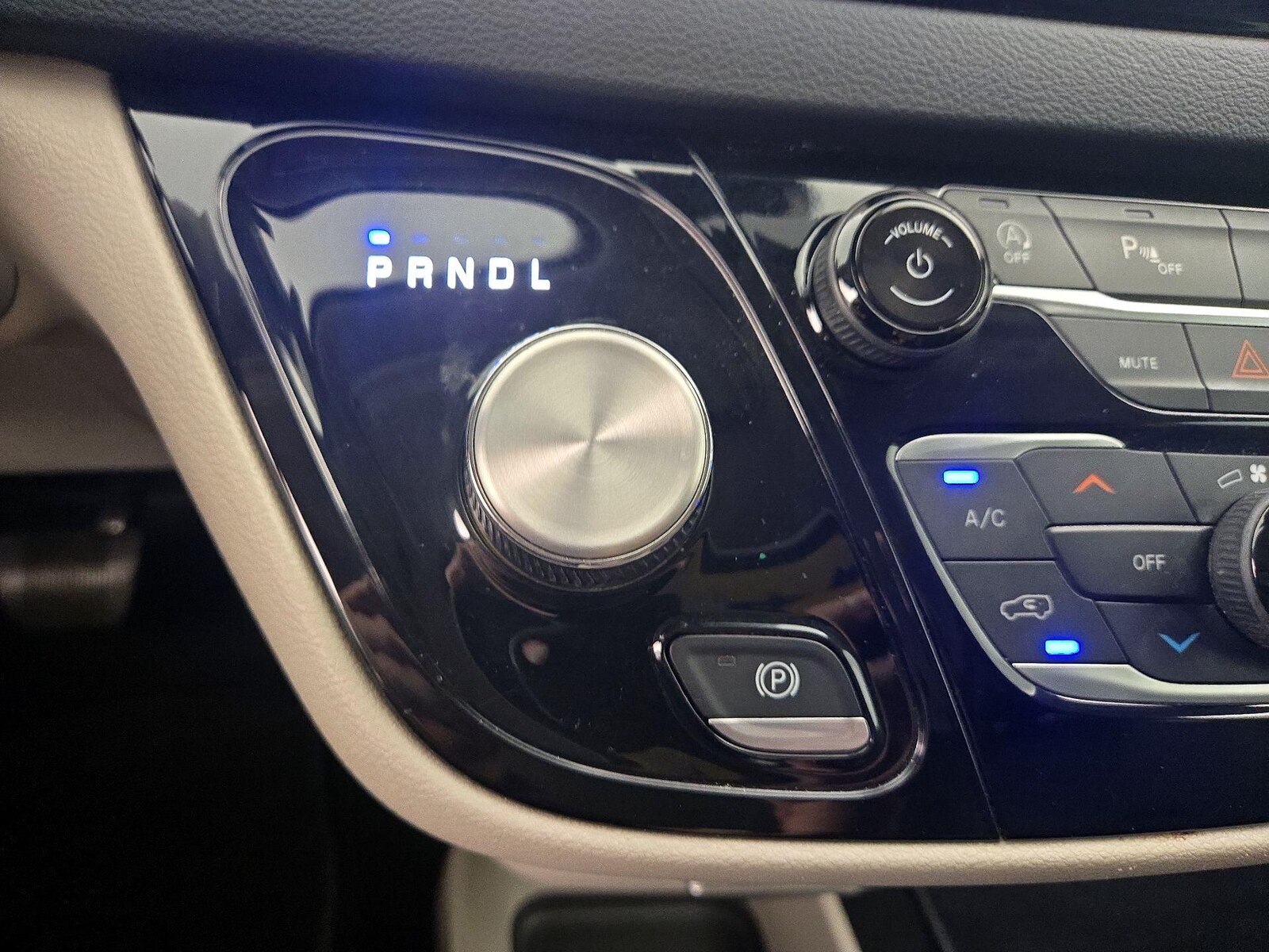 2023 Chrysler Pacifica Touring L - Photo 18