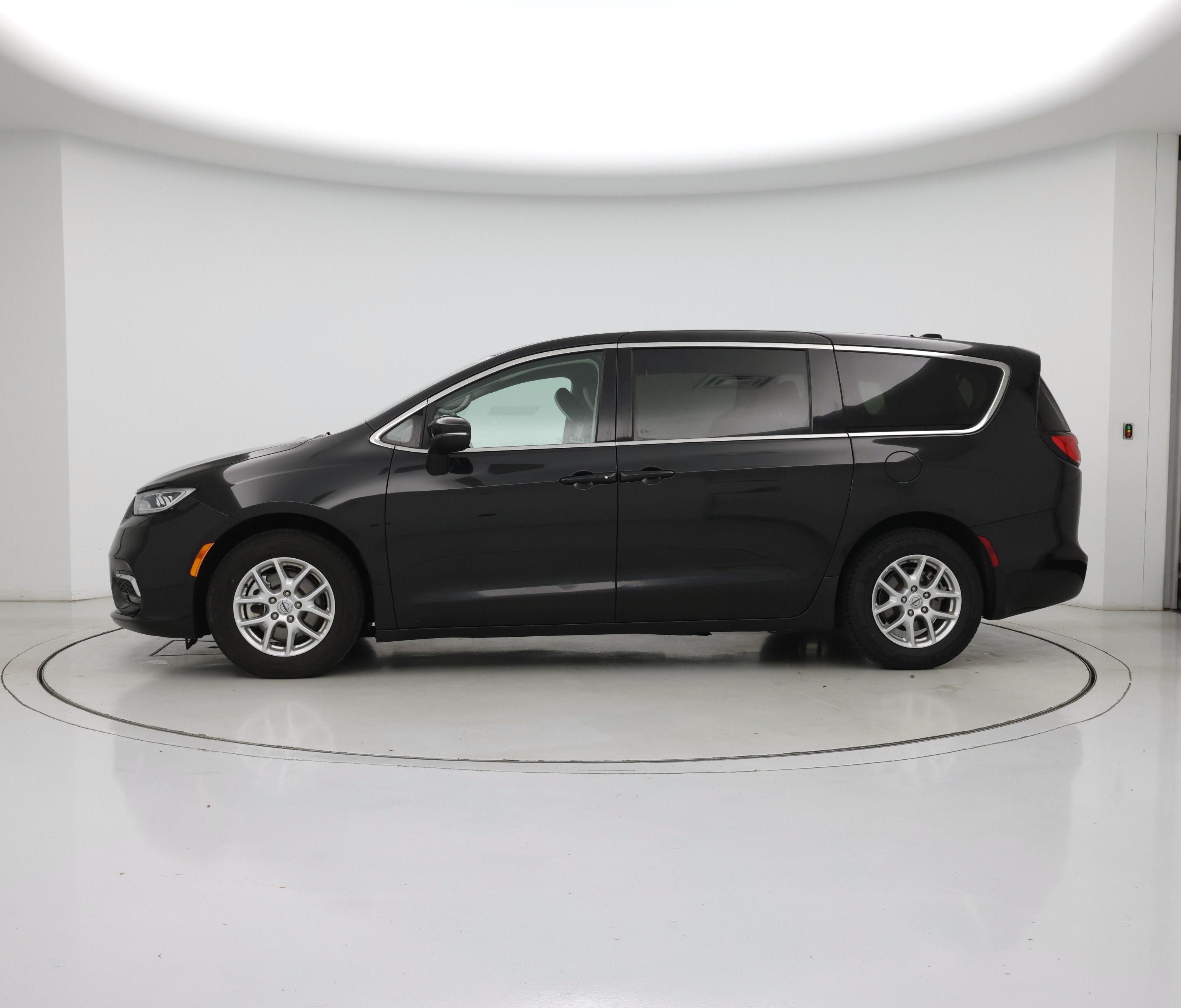 Thumbnail: 2023 Chrysler Pacifica - 3