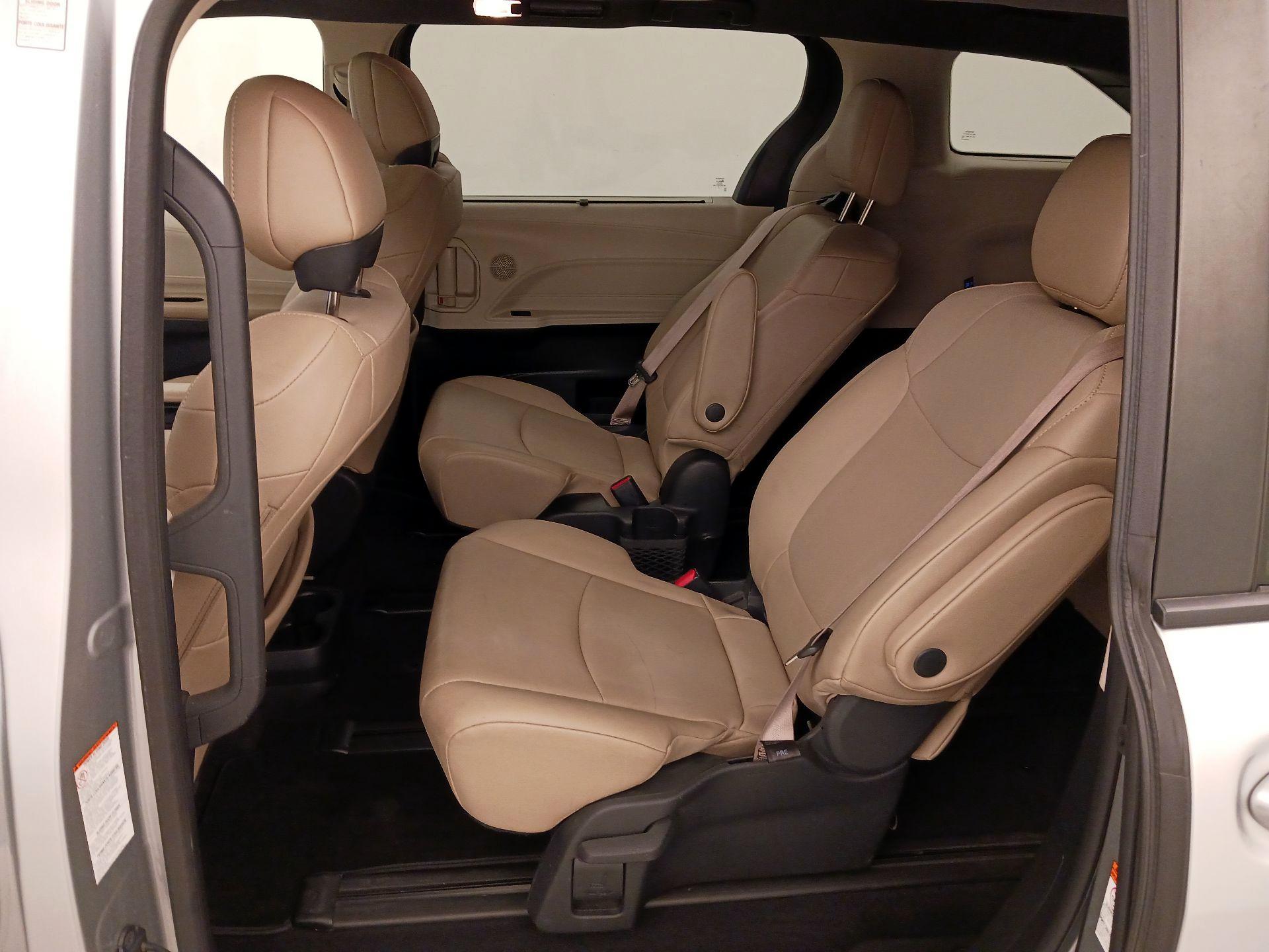Thumbnail: 2022 Toyota Sienna - 20