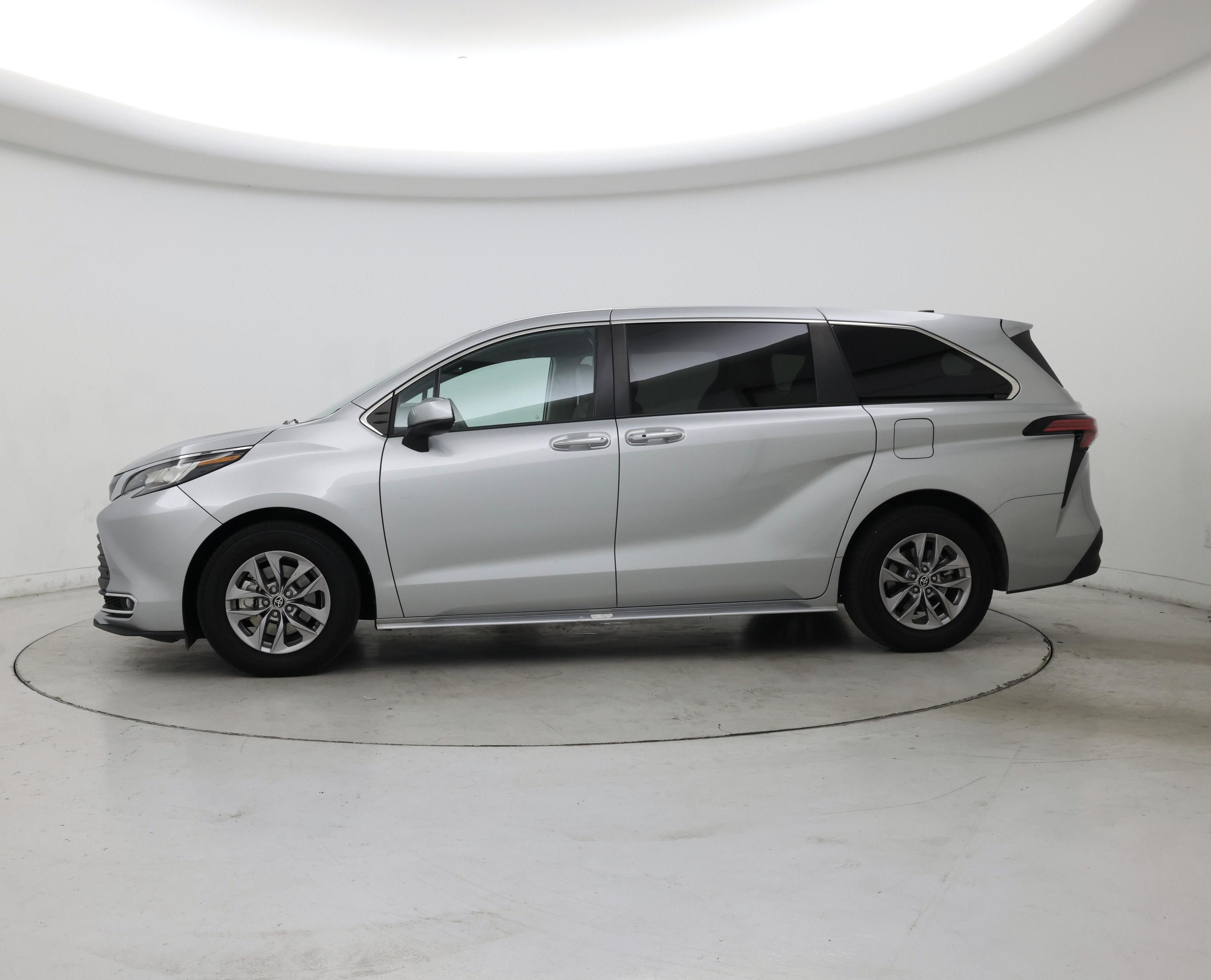 Thumbnail: 2022 Toyota Sienna - 3
