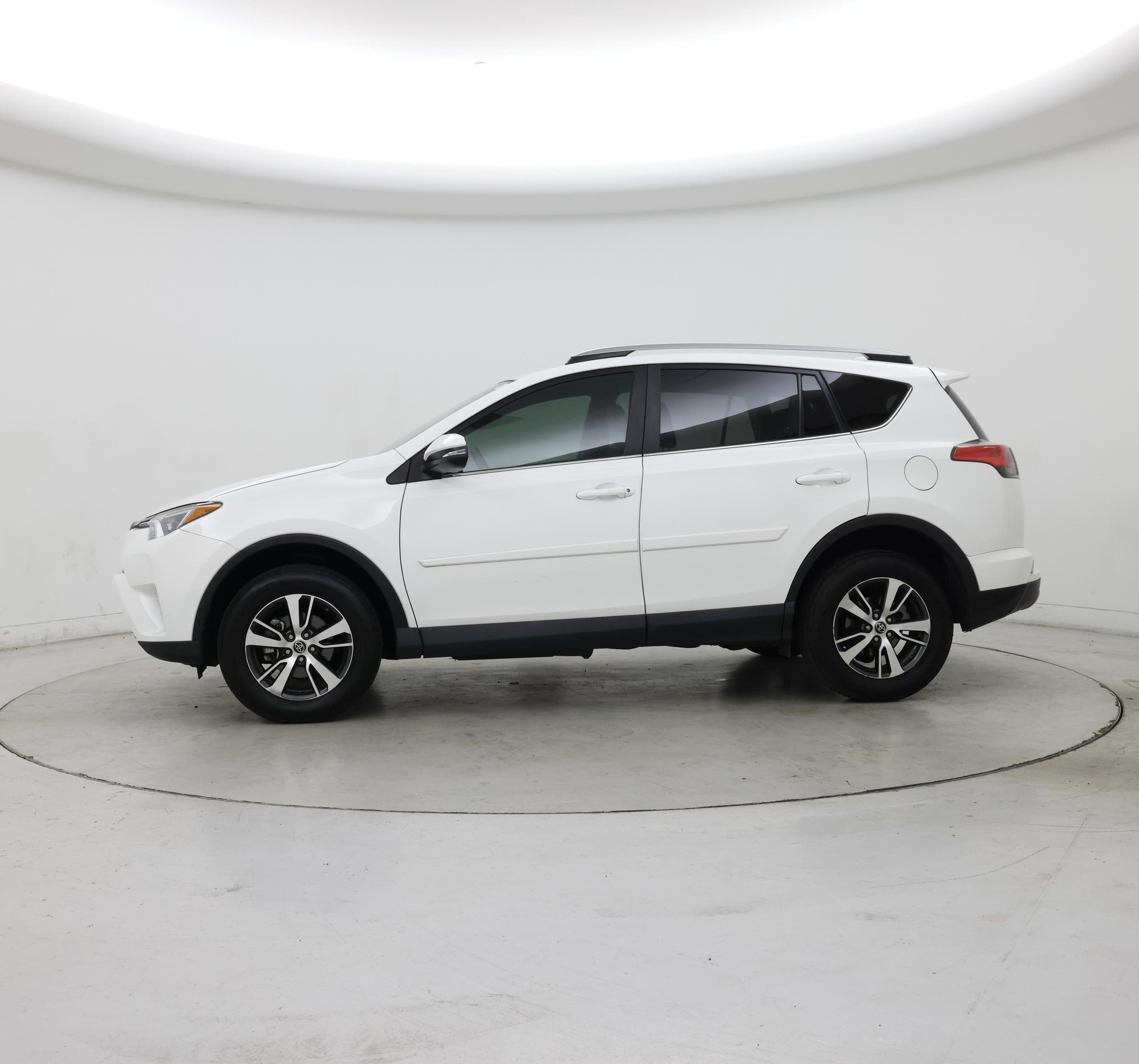 Thumbnail: 2018 Toyota RAV4 - 3