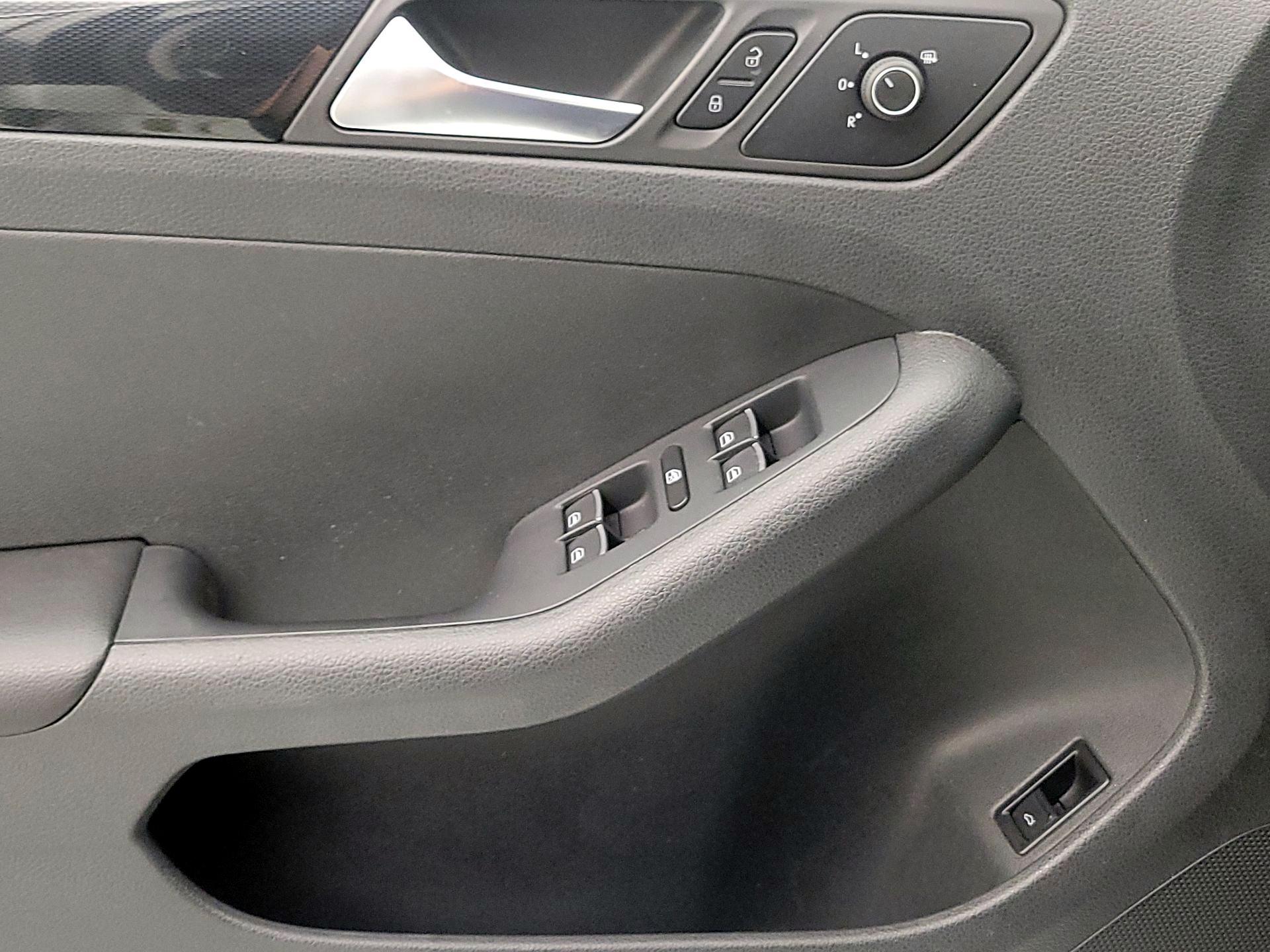 Thumbnail: 2016 Volkswagen Jetta - 12