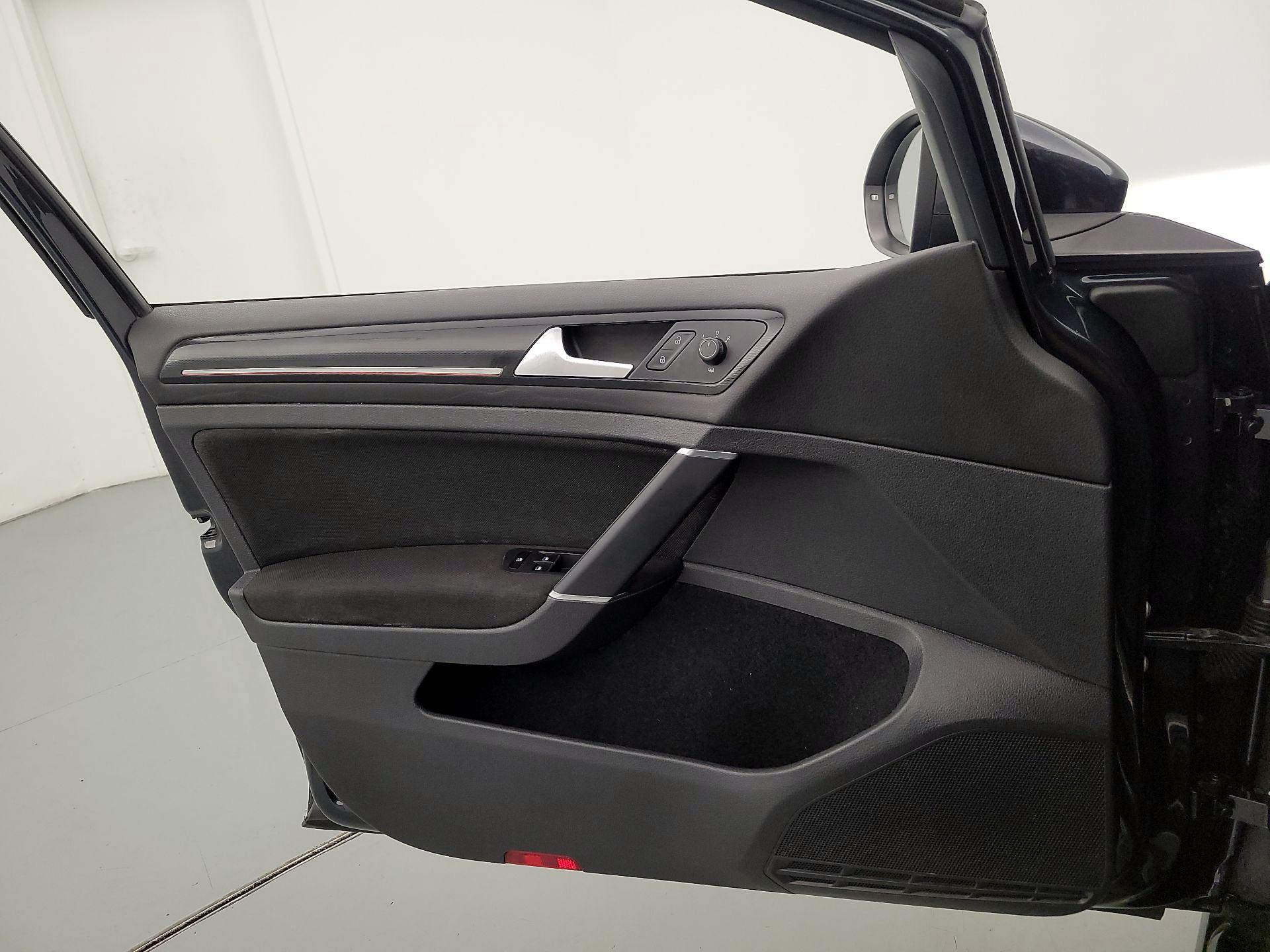 Thumbnail: 2015 Volkswagen Golf - 12