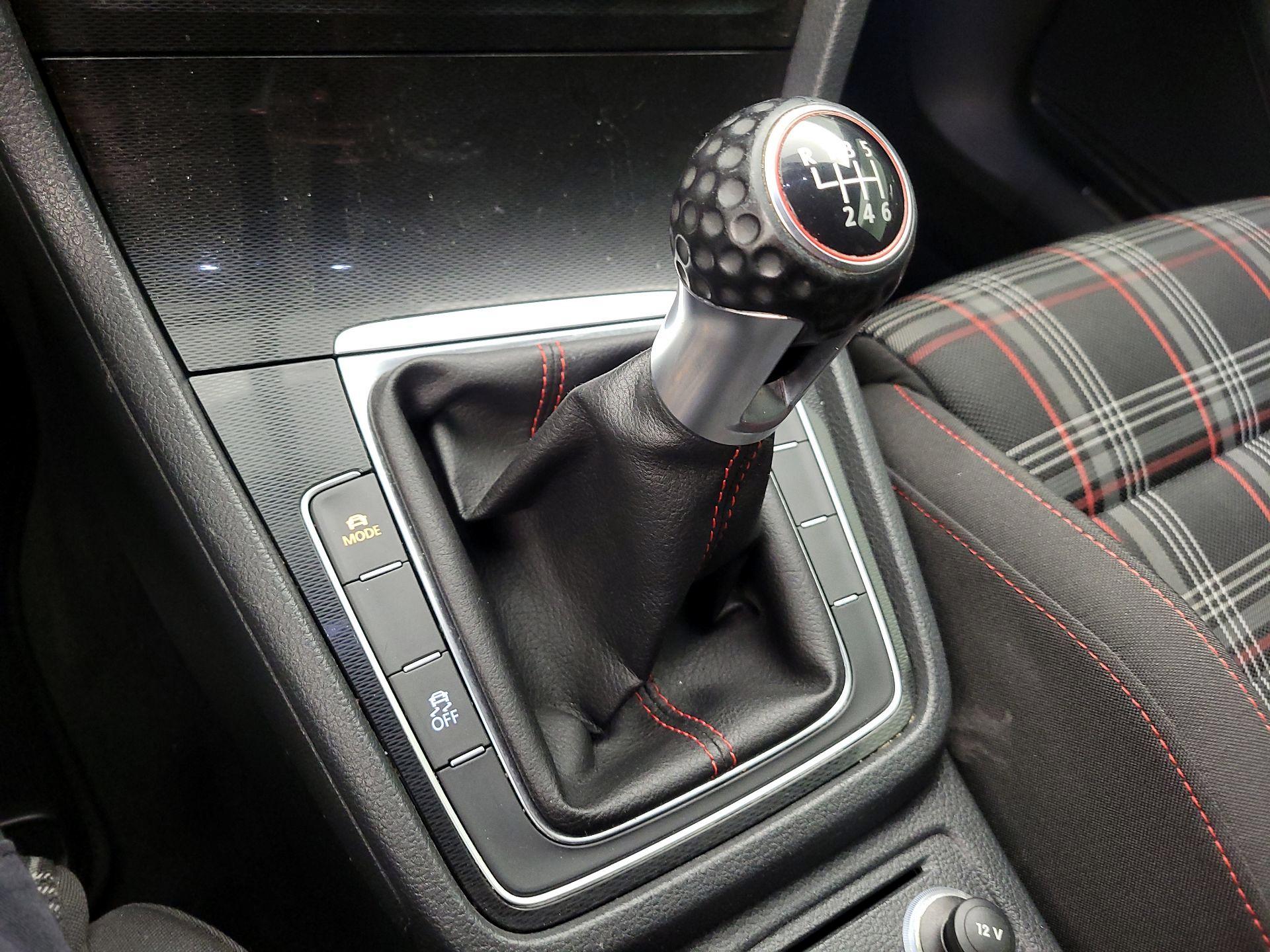 Thumbnail: 2015 Volkswagen Golf - 16