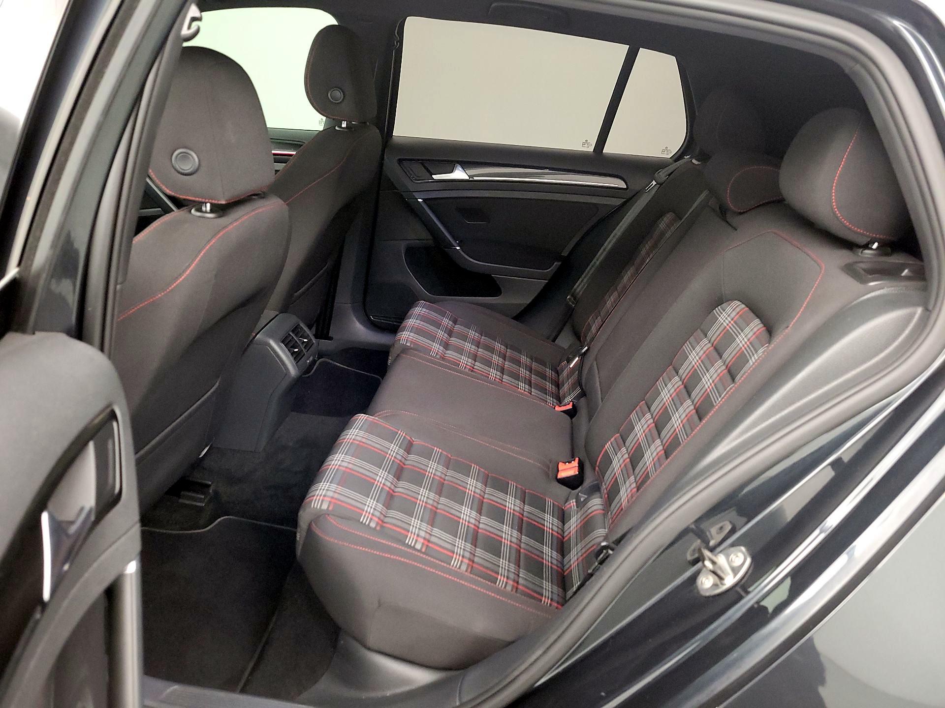 Thumbnail: 2015 Volkswagen Golf - 18