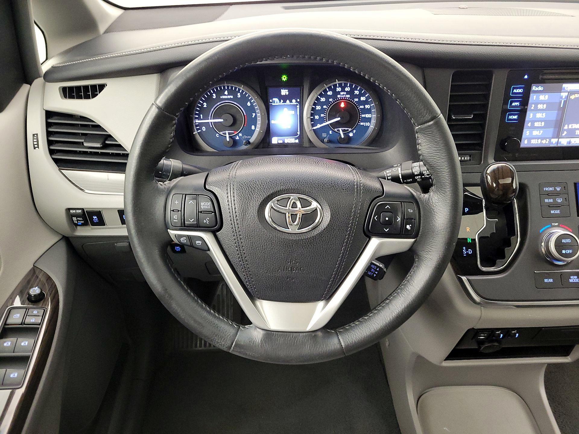 Thumbnail: 2017 Toyota Sienna - 10