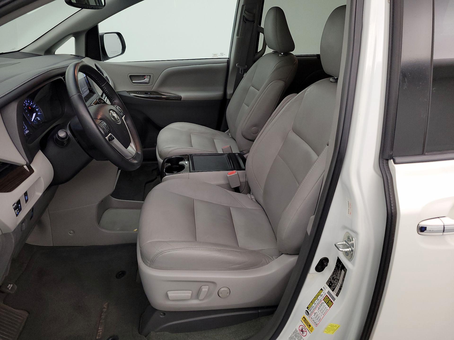 Thumbnail: 2017 Toyota Sienna - 11