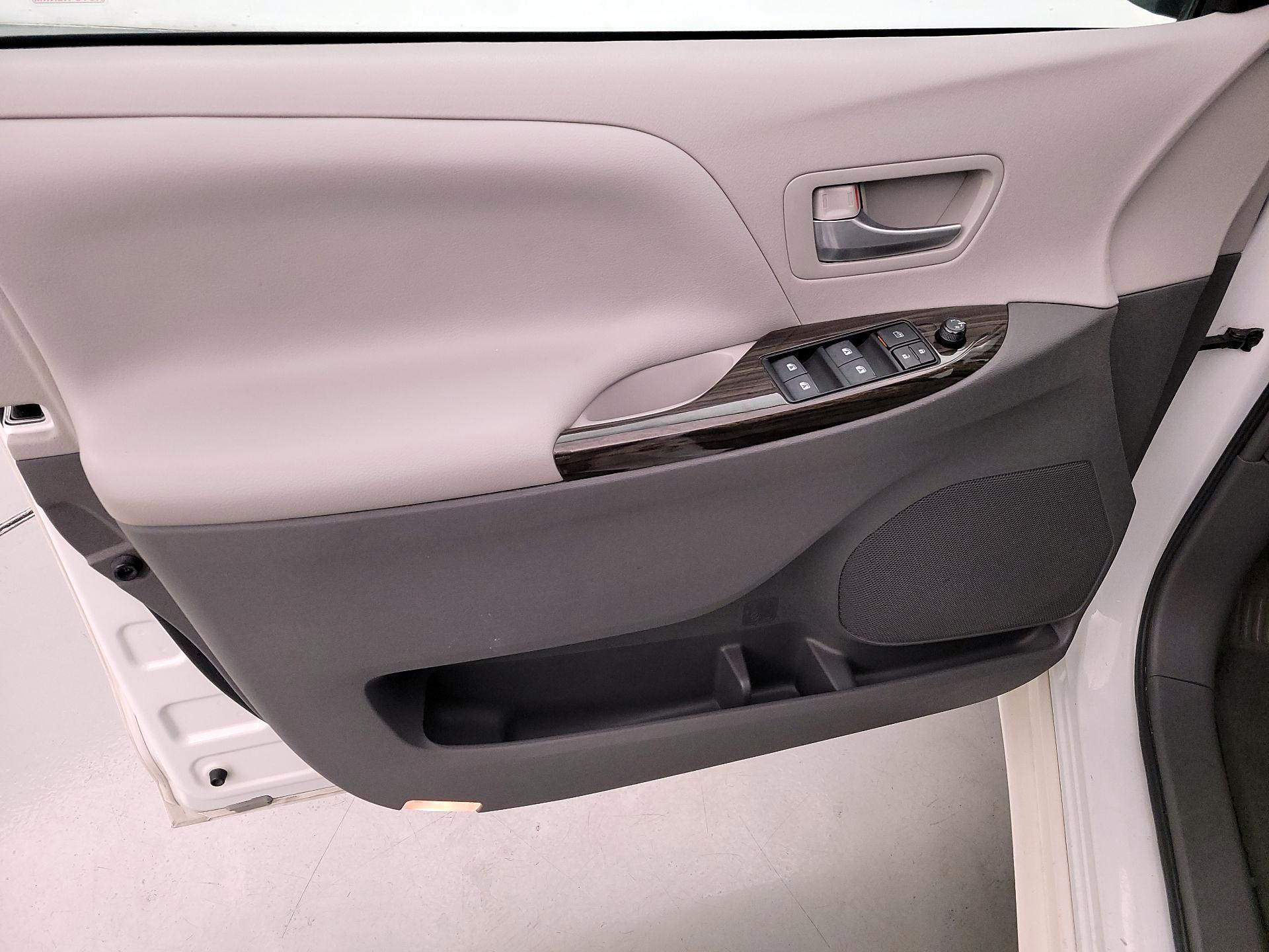Thumbnail: 2017 Toyota Sienna - 12