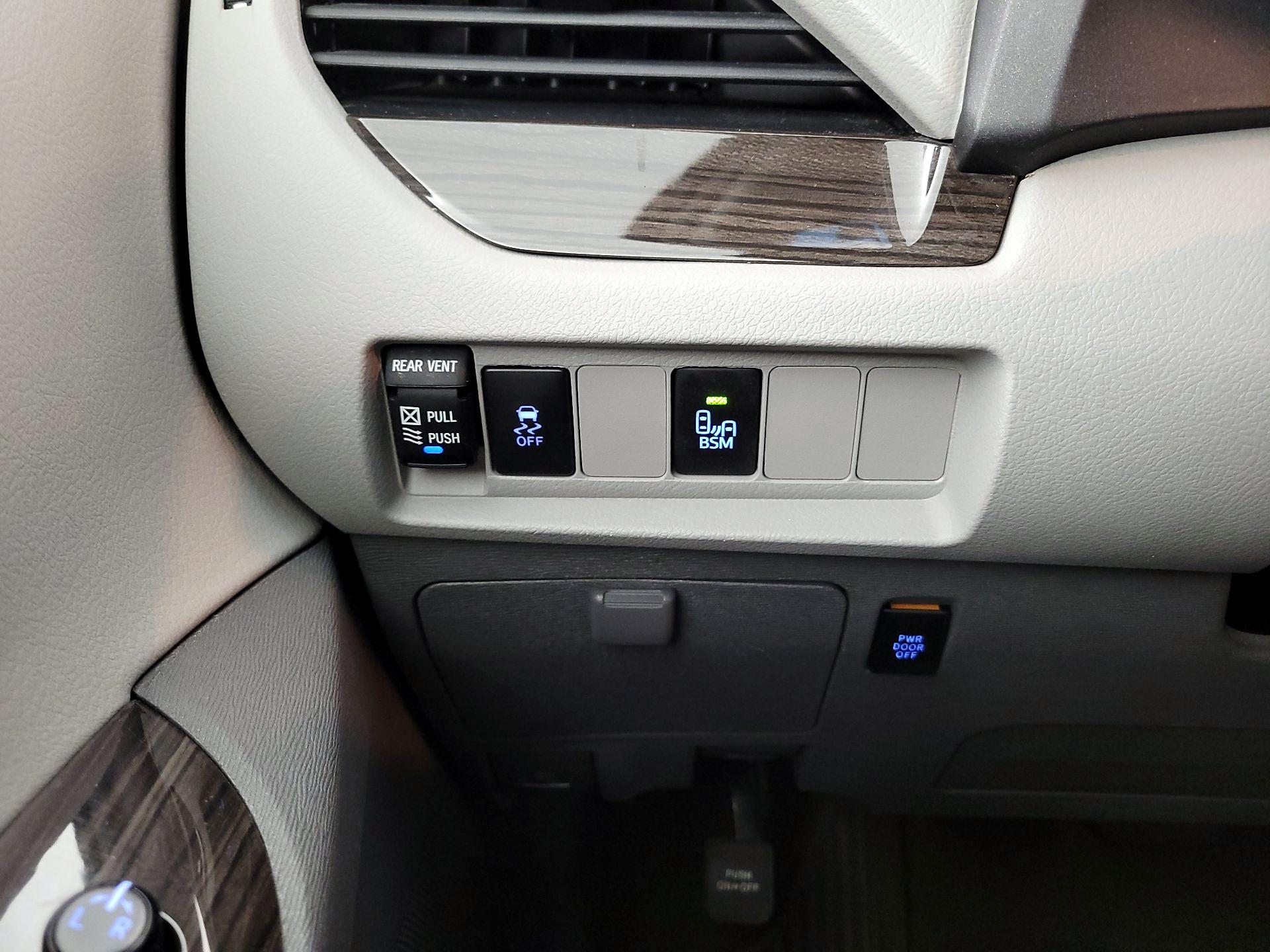Thumbnail: 2017 Toyota Sienna - 13