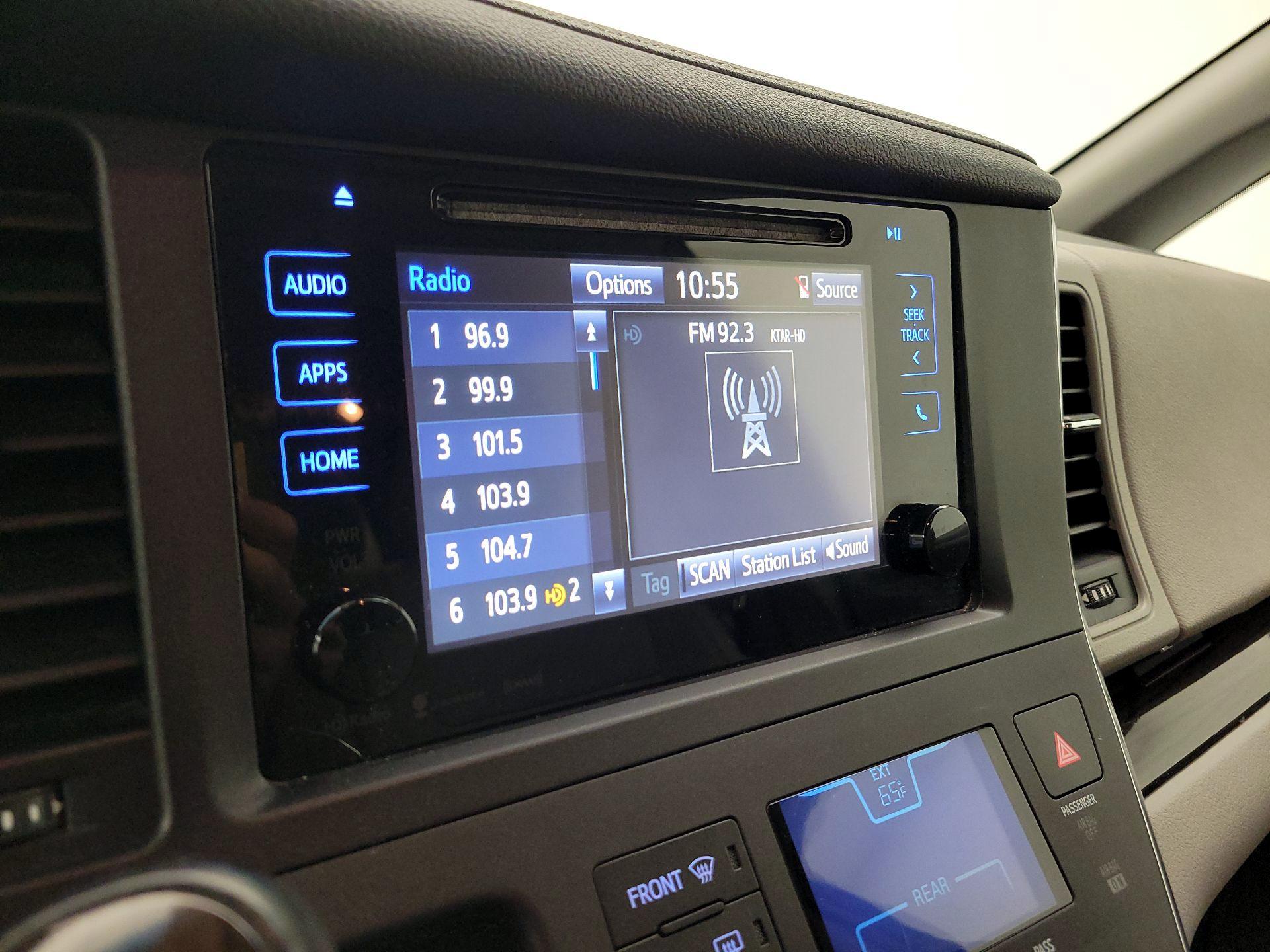Thumbnail: 2017 Toyota Sienna - 15