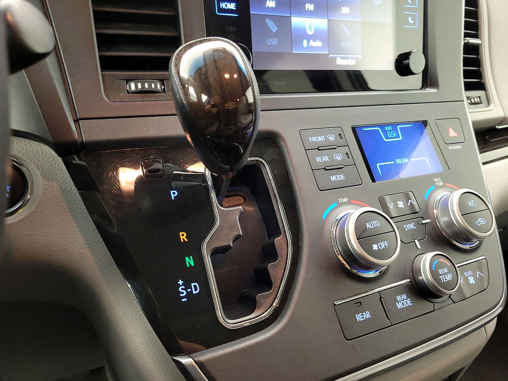Thumbnail: 2017 Toyota Sienna - 17