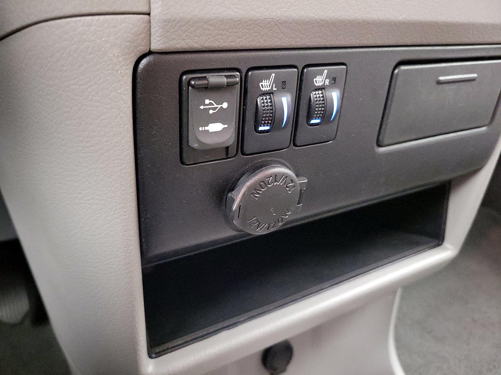 Thumbnail: 2017 Toyota Sienna - 18