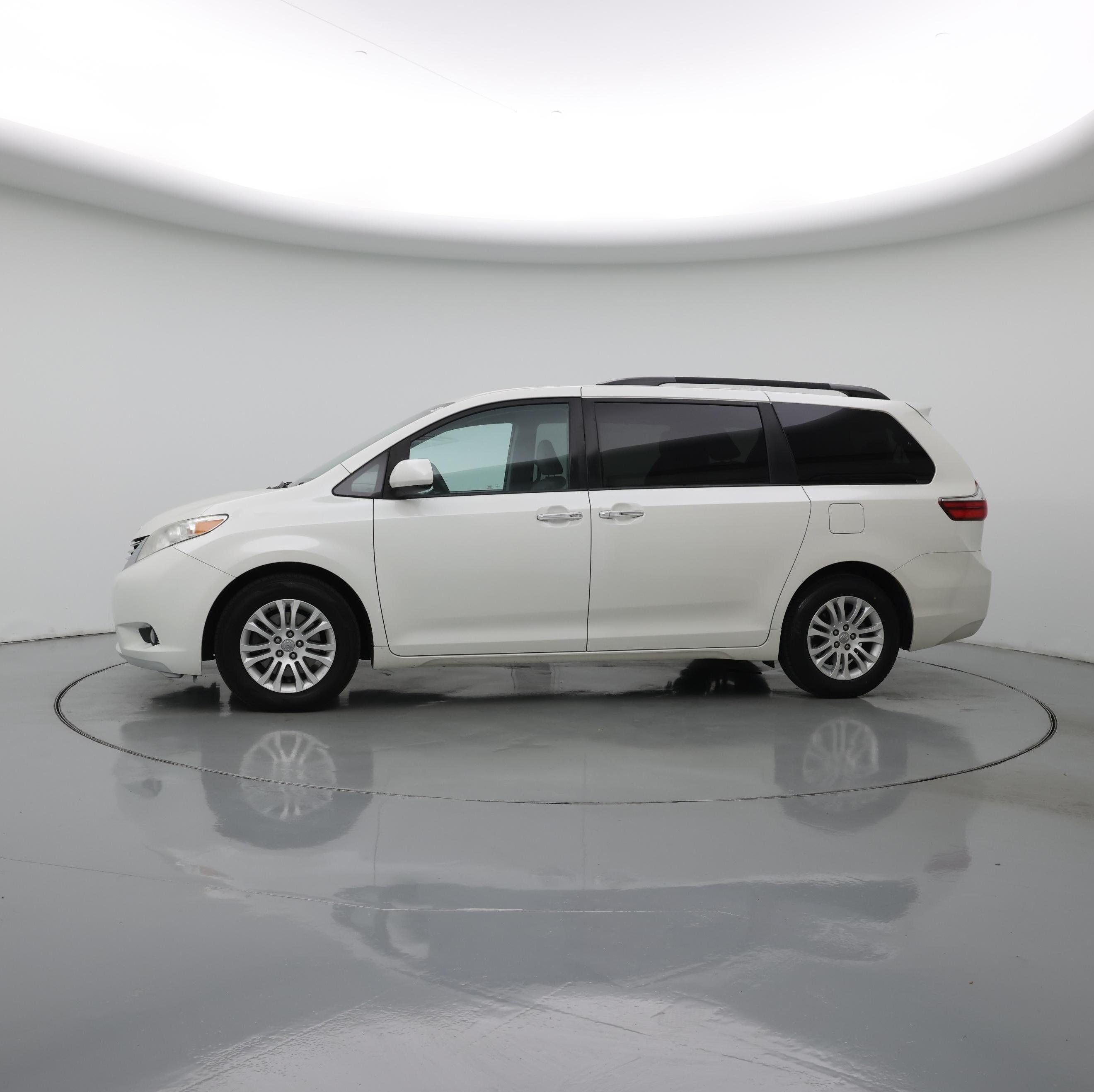 Thumbnail: 2017 Toyota Sienna - 3
