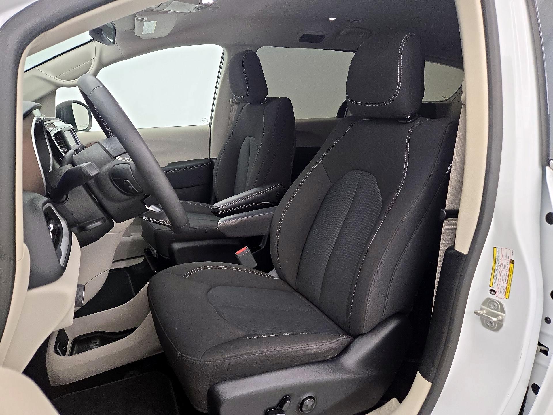 Thumbnail: 2023 Chrysler Voyager - 9