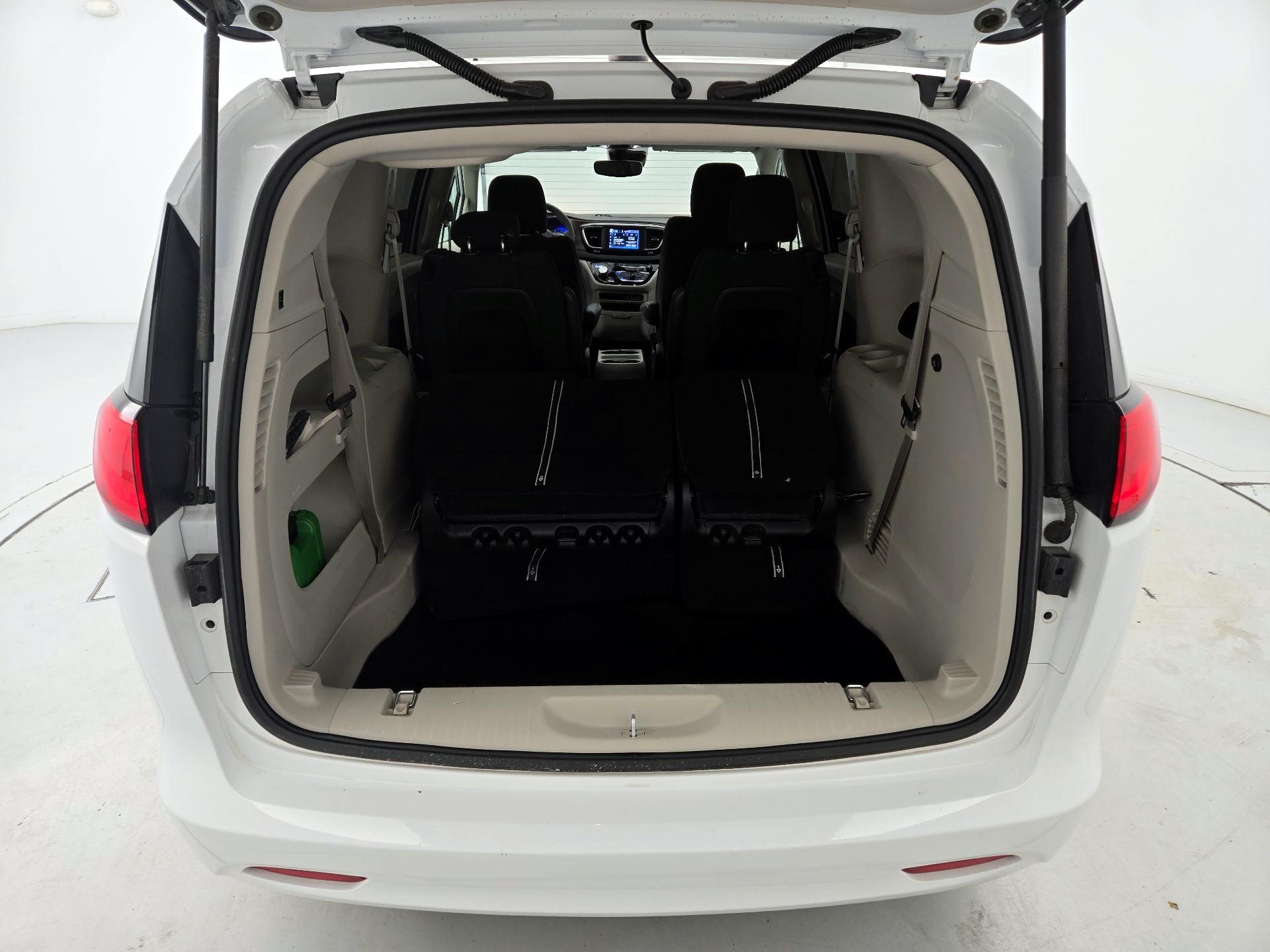 Thumbnail: 2023 Chrysler Voyager - 20