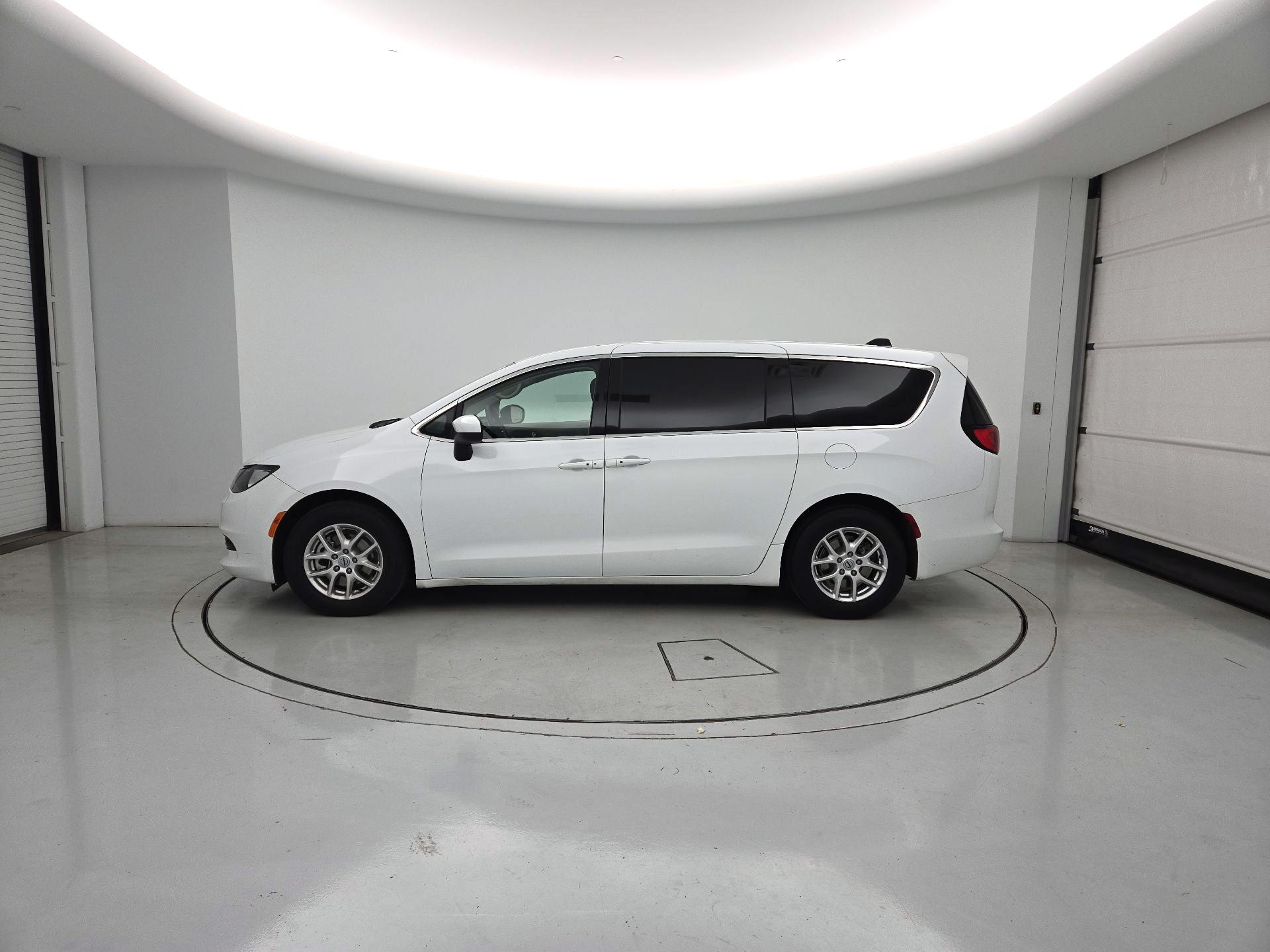Thumbnail: 2023 Chrysler Voyager - 4