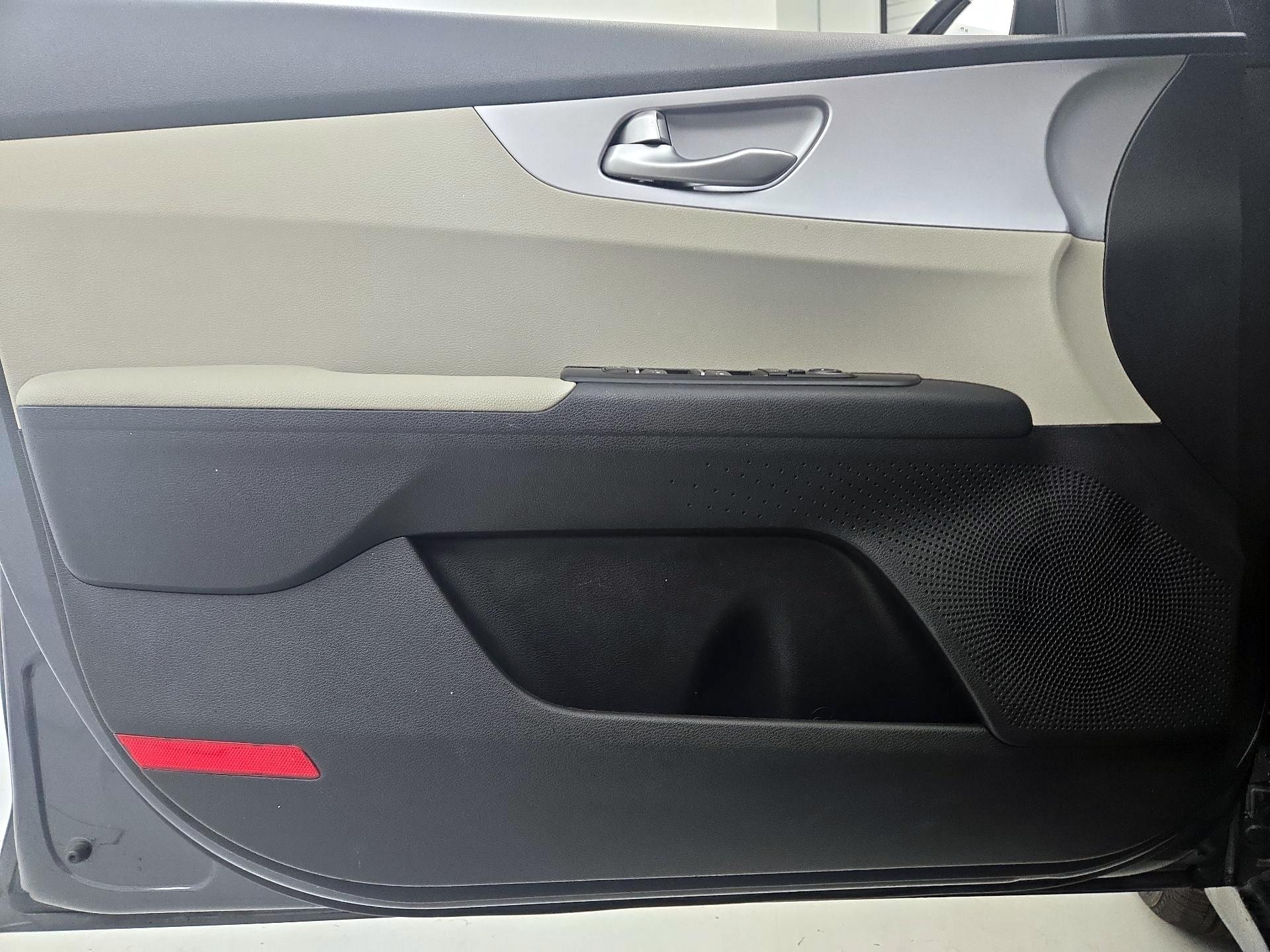 Thumbnail: 2023 Kia Forte - 10