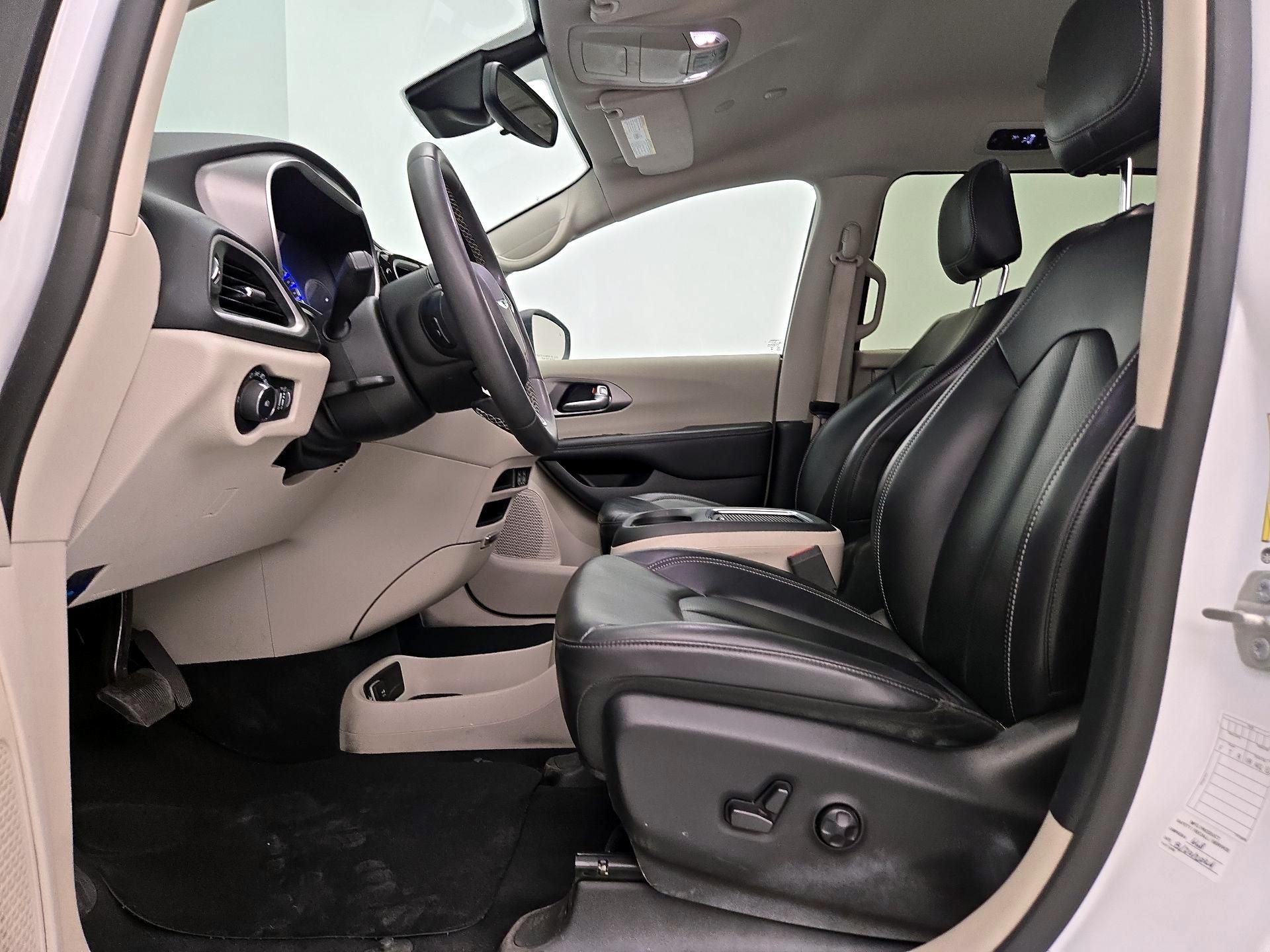 Thumbnail: 2023 Chrysler Pacifica - 9