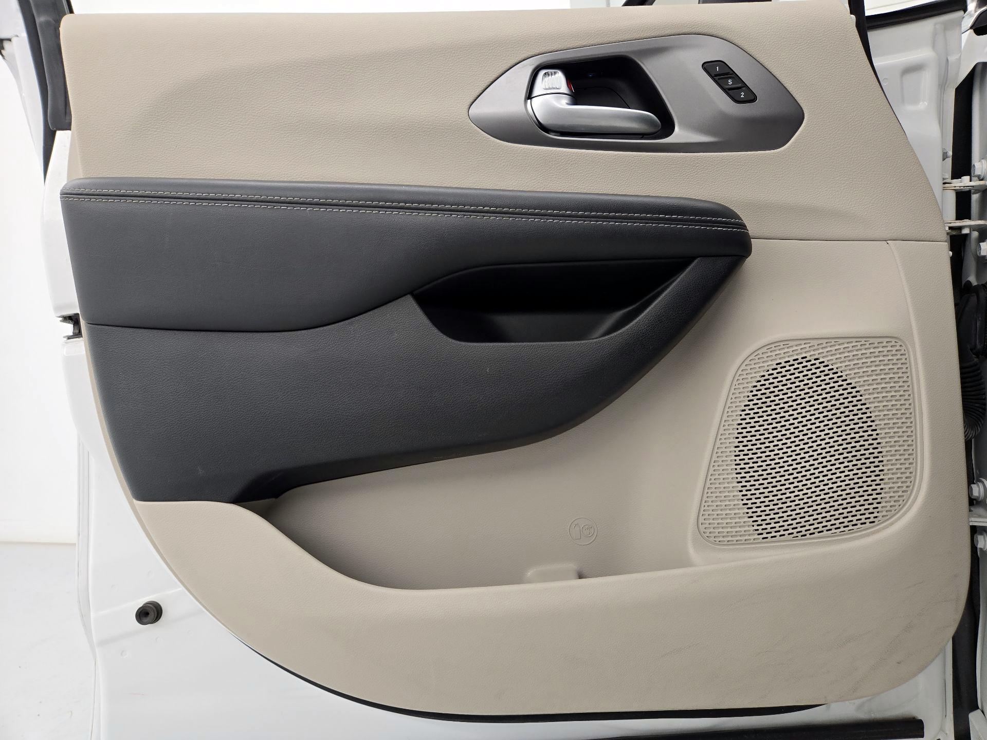 Thumbnail: 2023 Chrysler Pacifica - 10