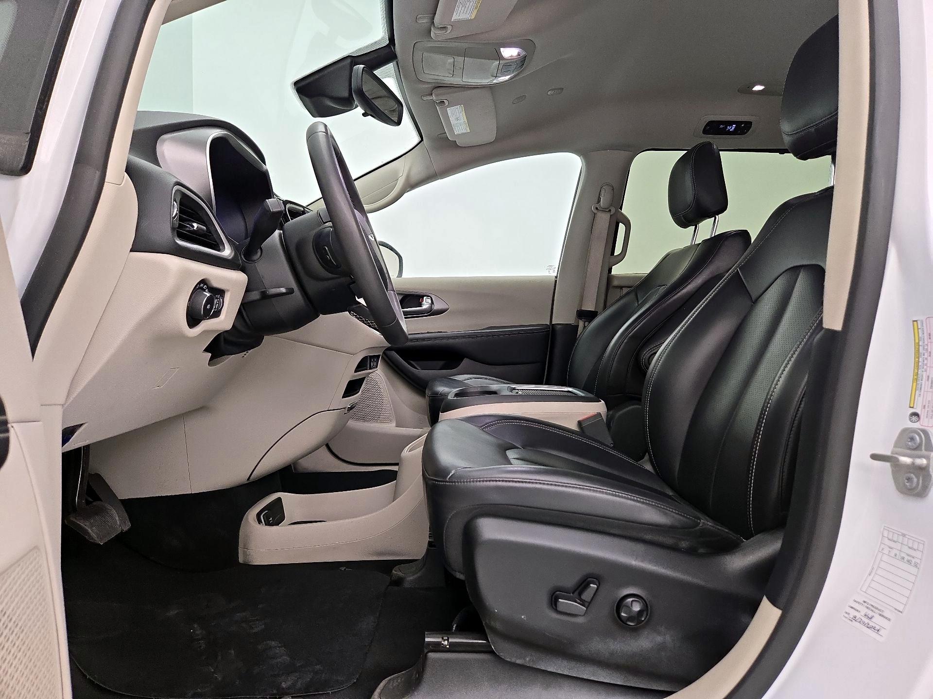 Thumbnail: 2023 Chrysler Pacifica - 17