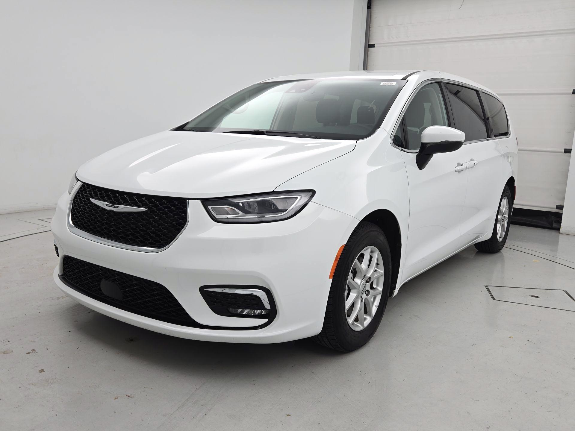 Thumbnail: 2023 Chrysler Pacifica - 3