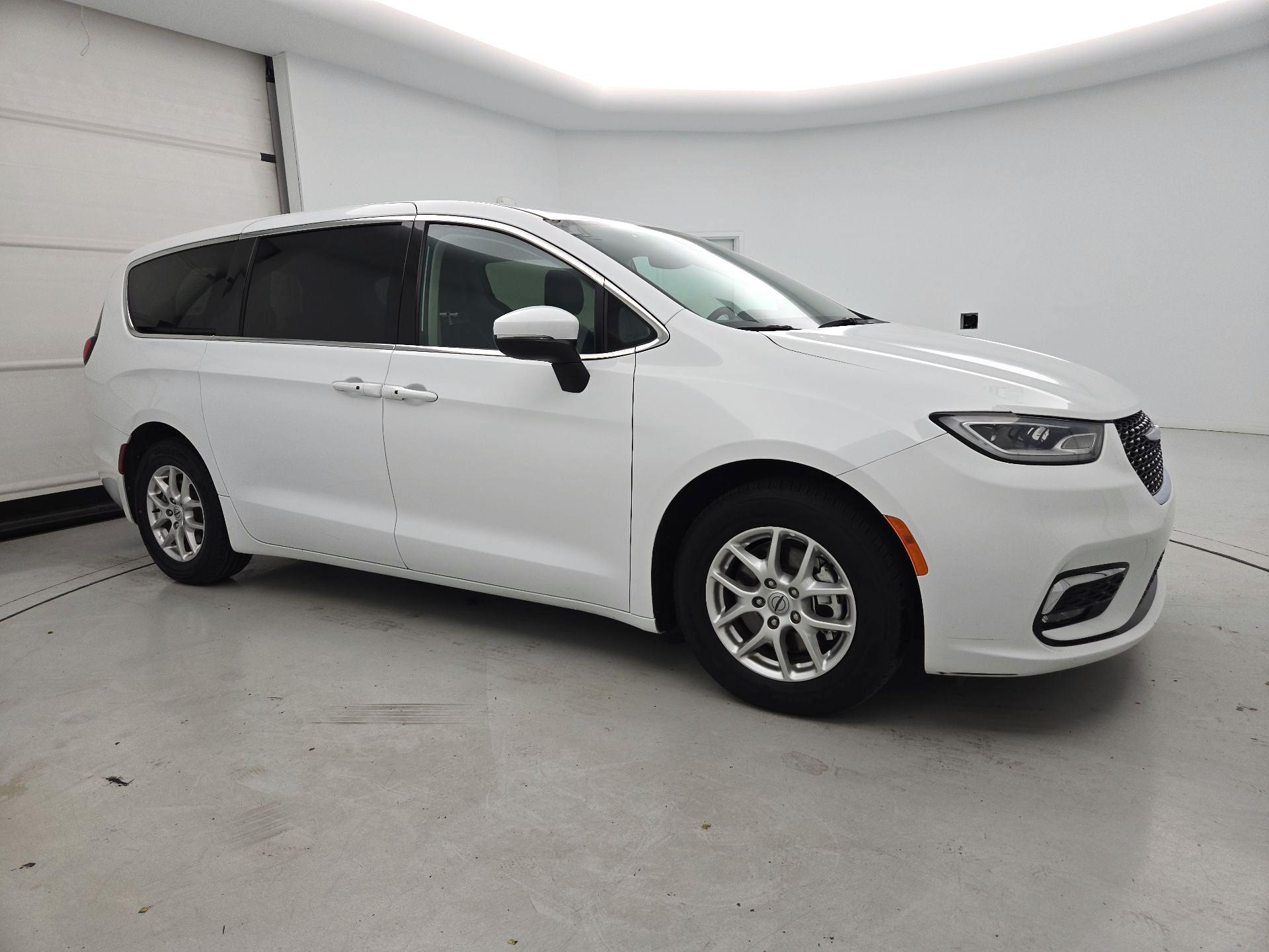 Thumbnail: 2023 Chrysler Pacifica - 4