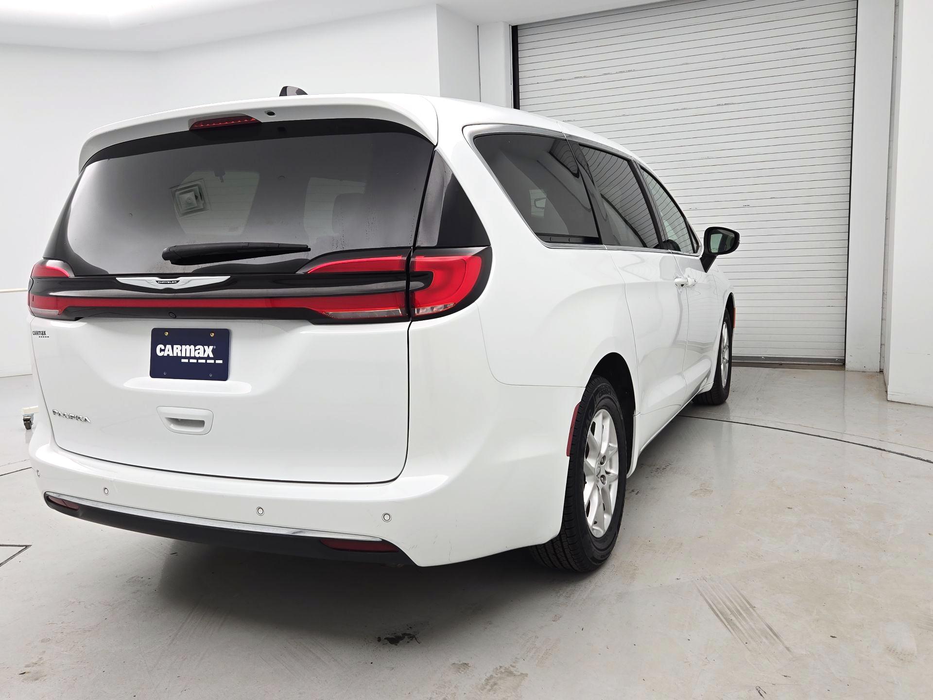 Thumbnail: 2023 Chrysler Pacifica - 5