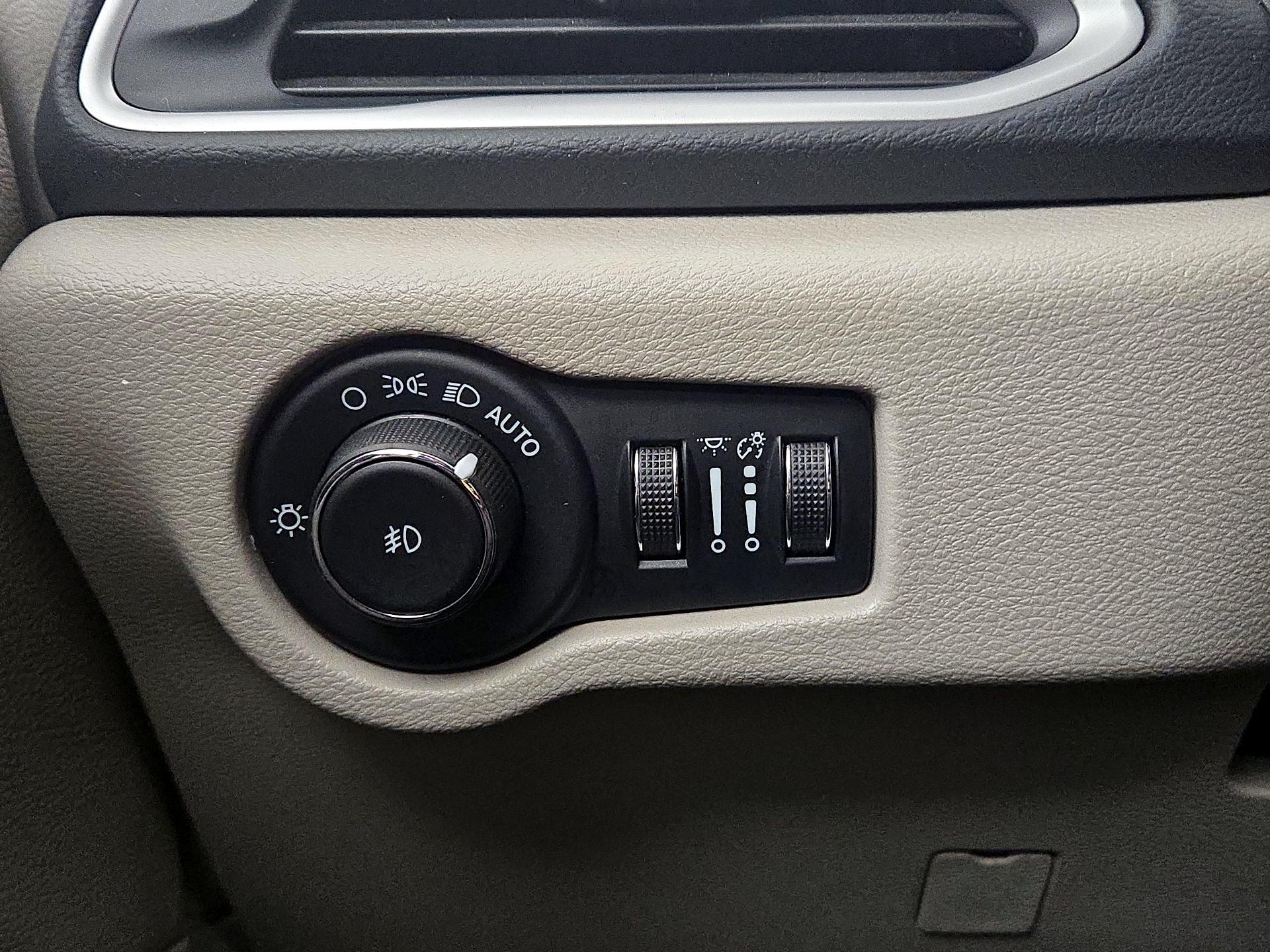 Thumbnail: 2023 Chrysler Pacifica - 13
