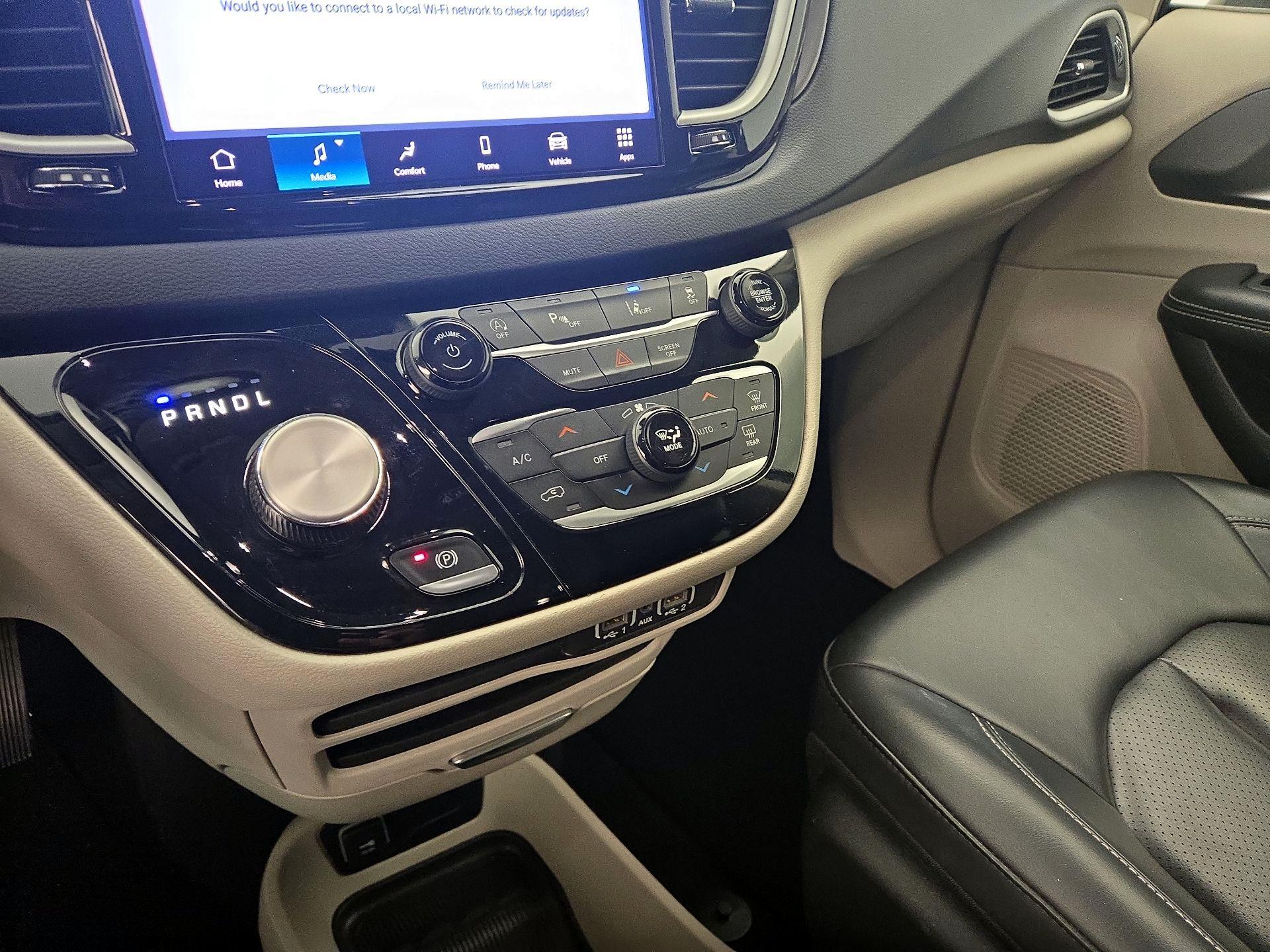 Thumbnail: 2023 Chrysler Pacifica - 16