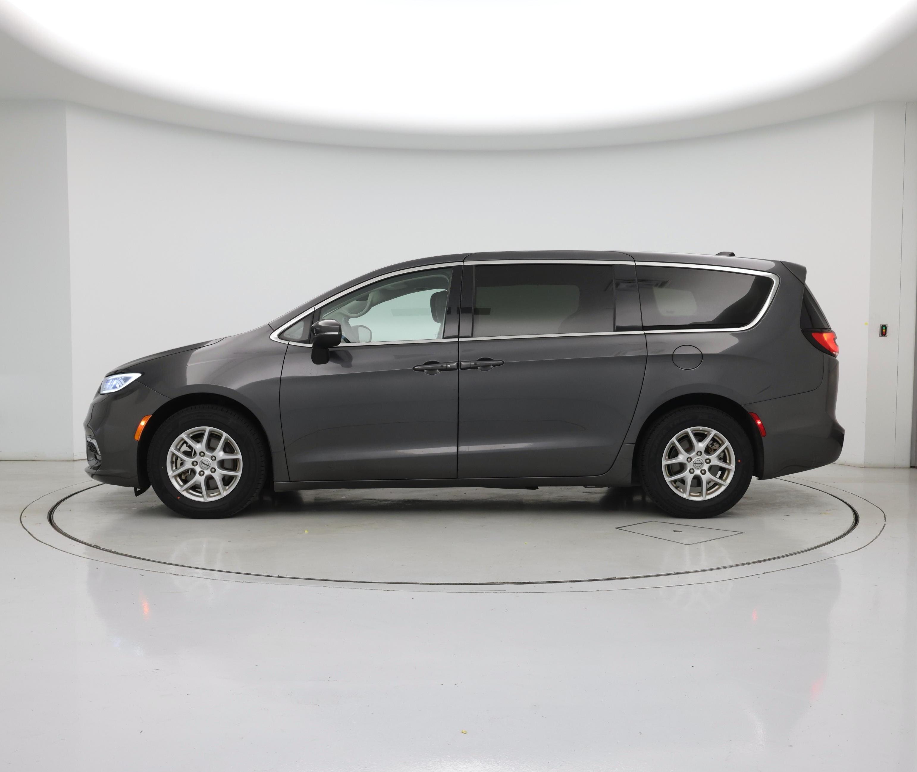 Thumbnail: 2023 Chrysler Pacifica - 3