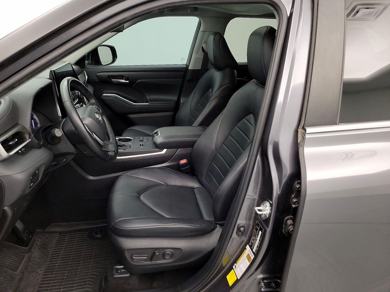 2023 Toyota Highlander XLE - Photo 12