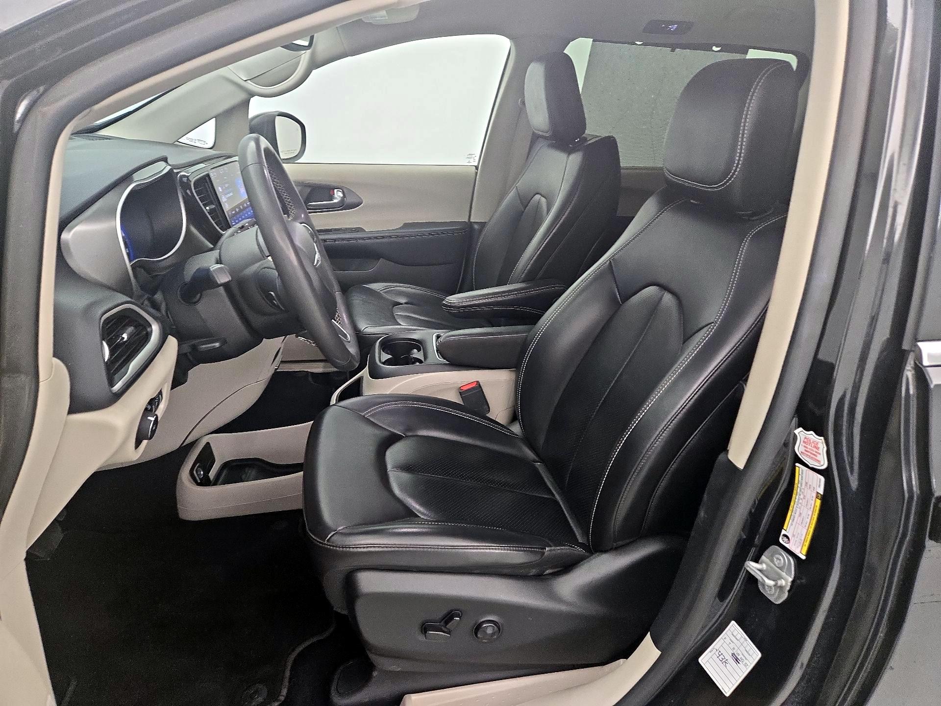 Thumbnail: 2023 Chrysler Pacifica - 9