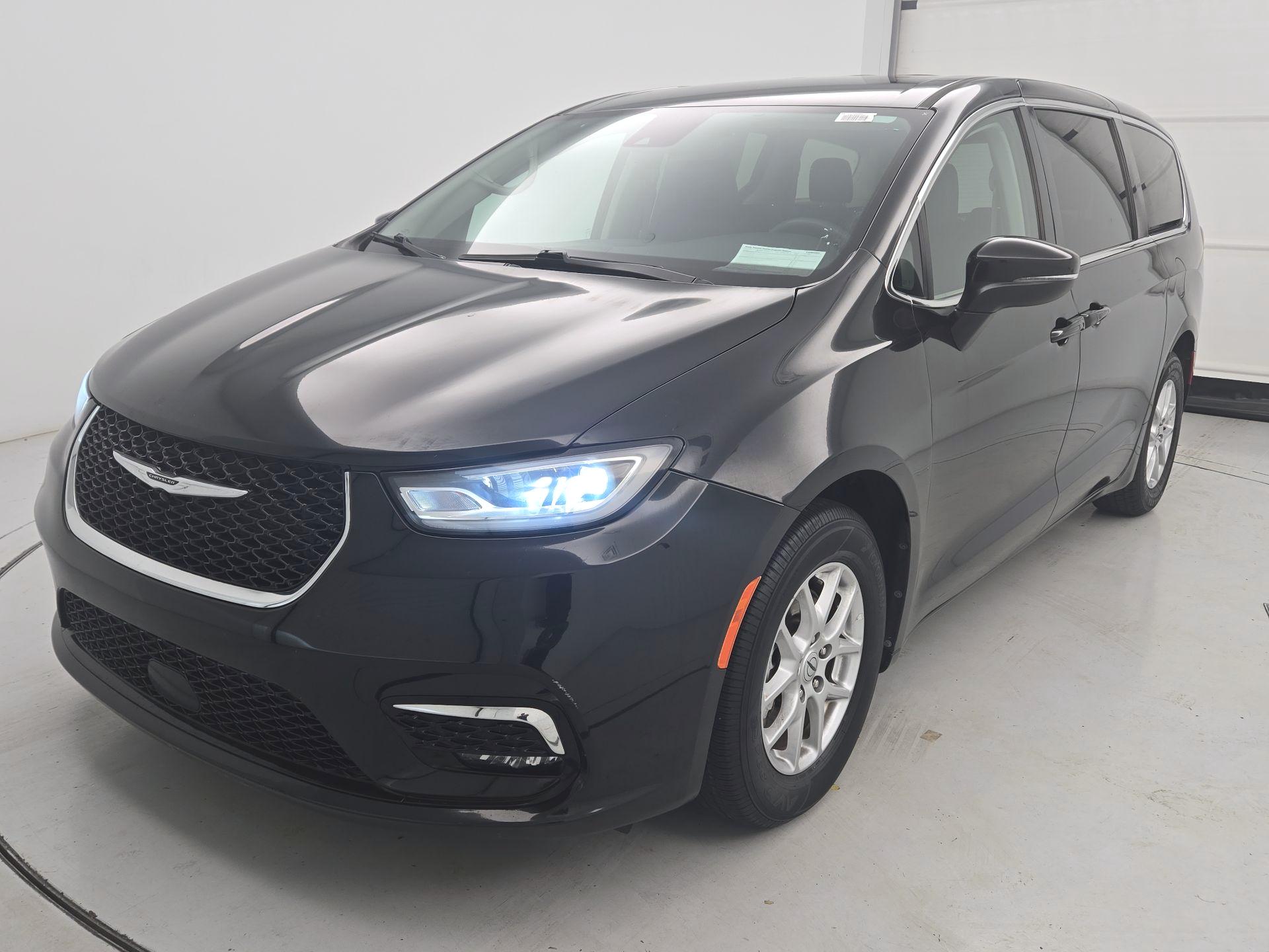 Thumbnail: 2023 Chrysler Pacifica - 3